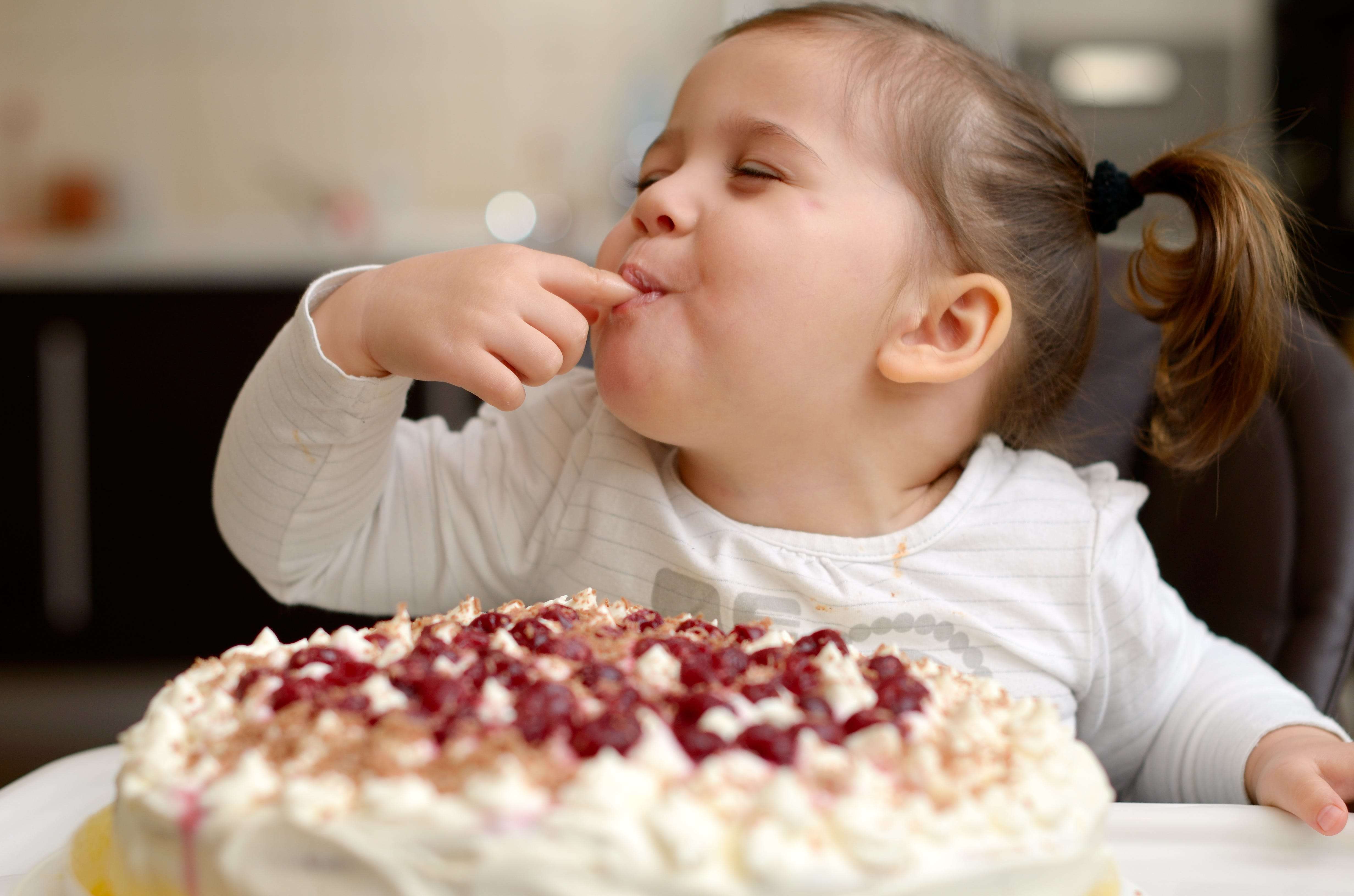 They eating cake