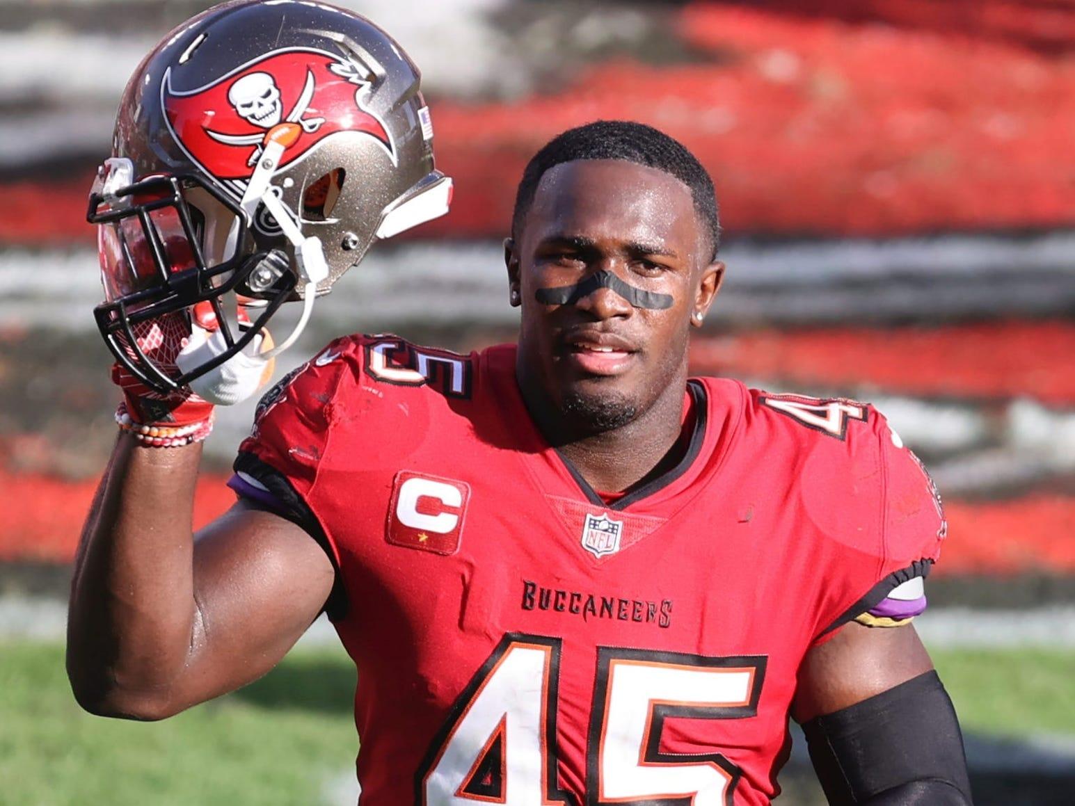 Bucs parade: Devin White takes horse for victory lap (video