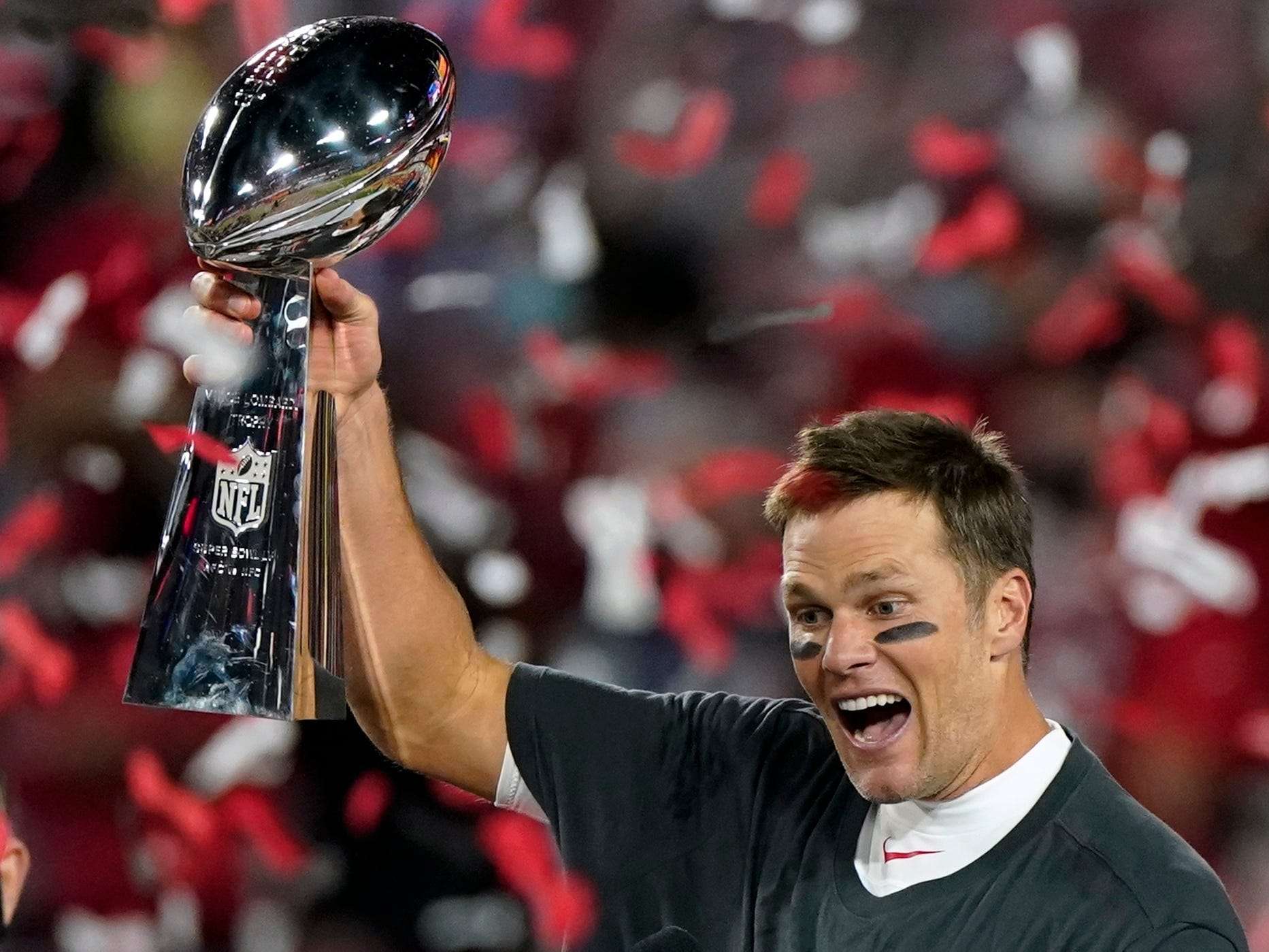 Tom Brady Tosses Lombardi Trophy Off Boat At Super Bowl Parade, It's Caught!