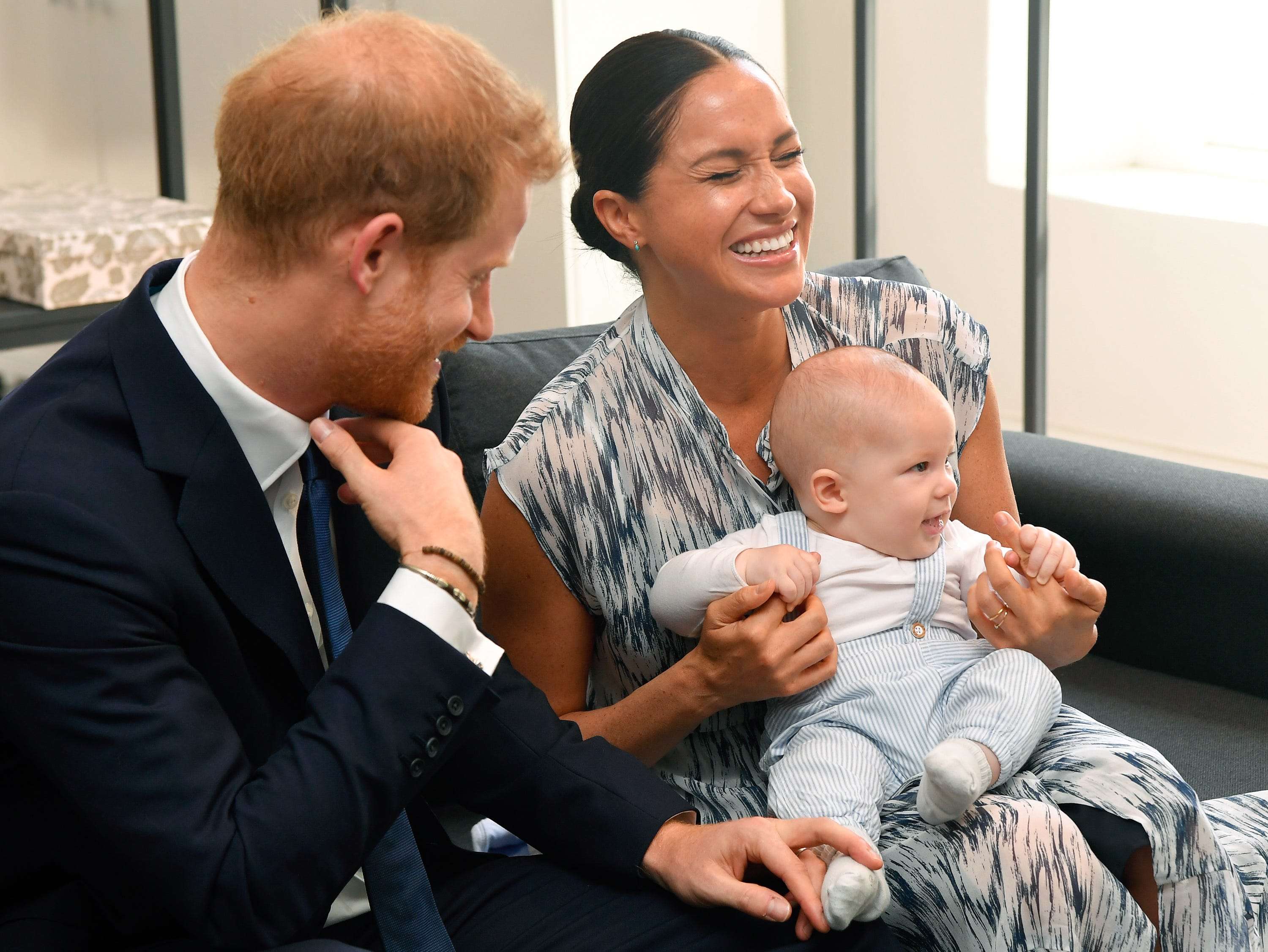 The touching meaning behind Meghan Markle's dress in her pregnancy  announcement picture with Prince Harry