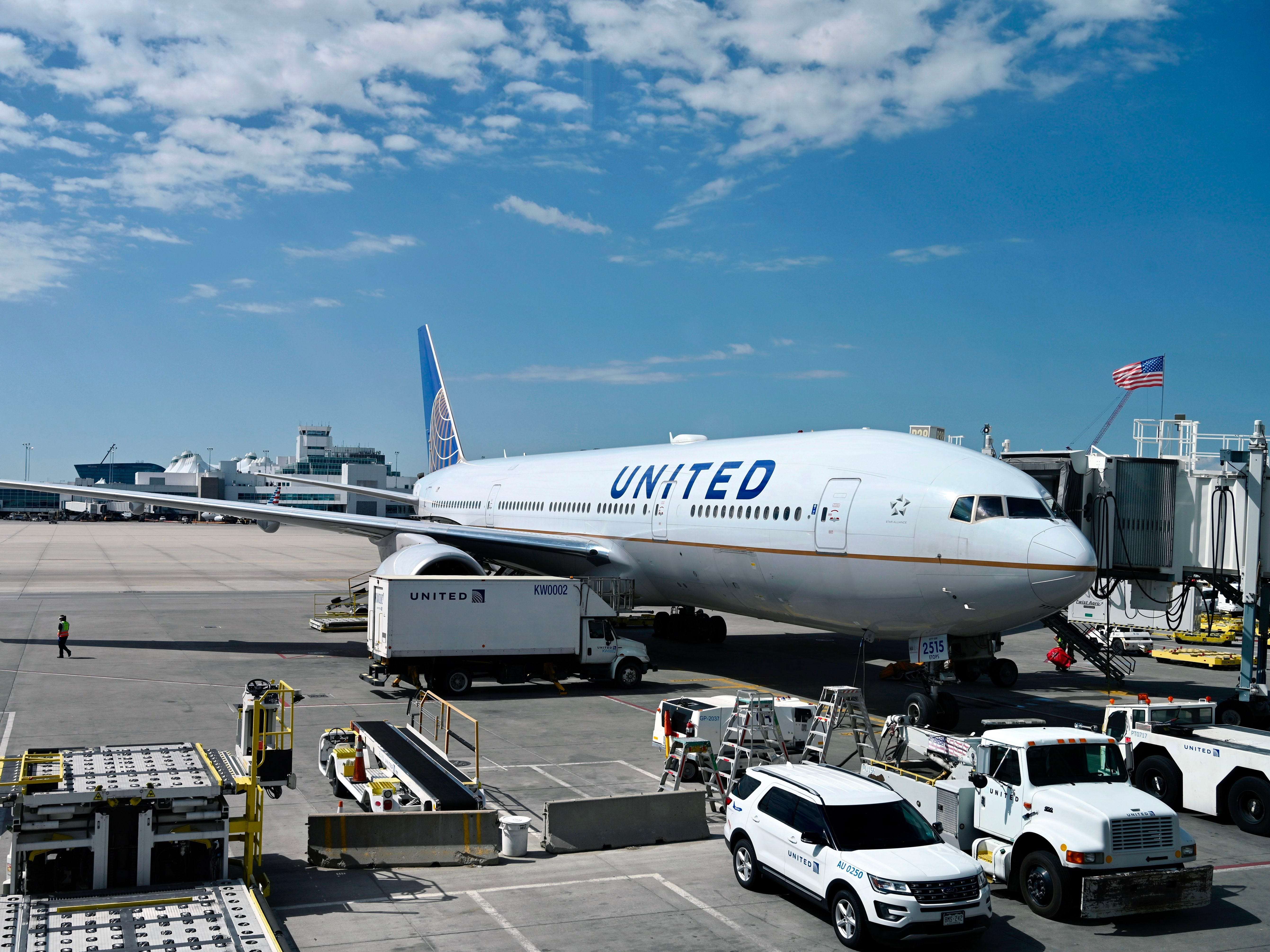 United Airlines Passenger S Ear Being Bit Off Plane Forced To Land