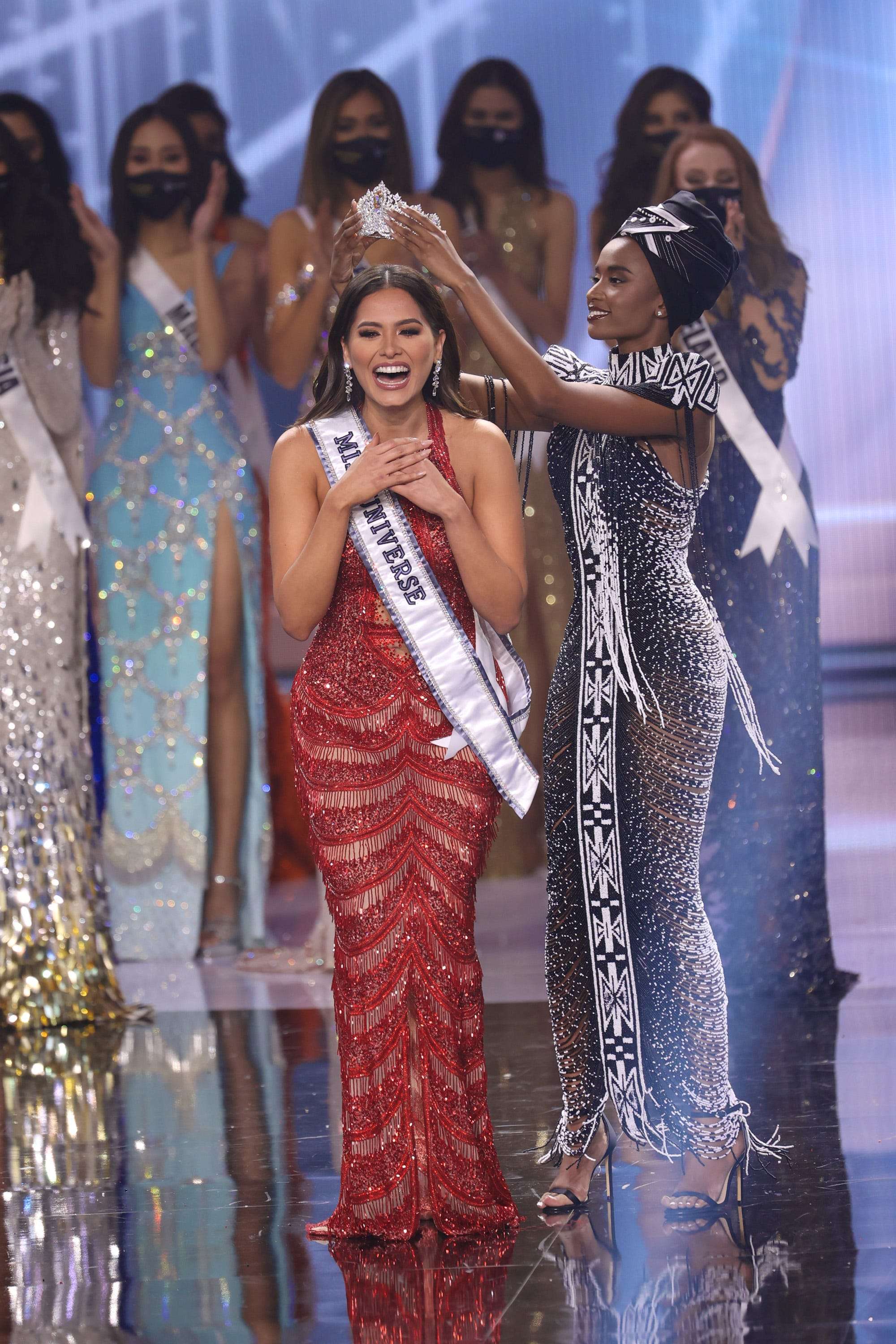 Newlycrowned Miss Universe Andrea Meza helped Miss Peru get into her