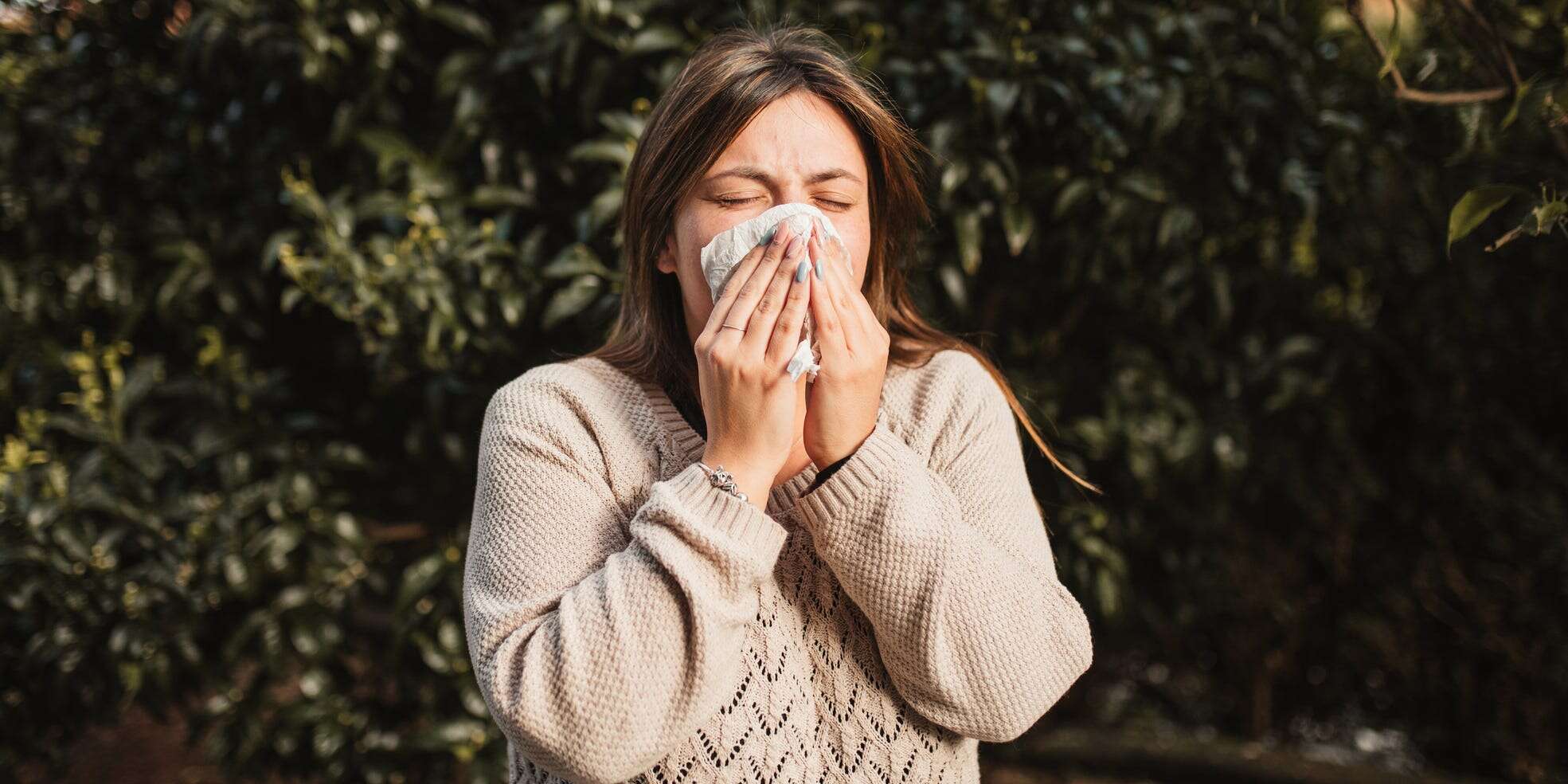 how-to-tell-the-difference-between-allergies-and-a-cold-according-to