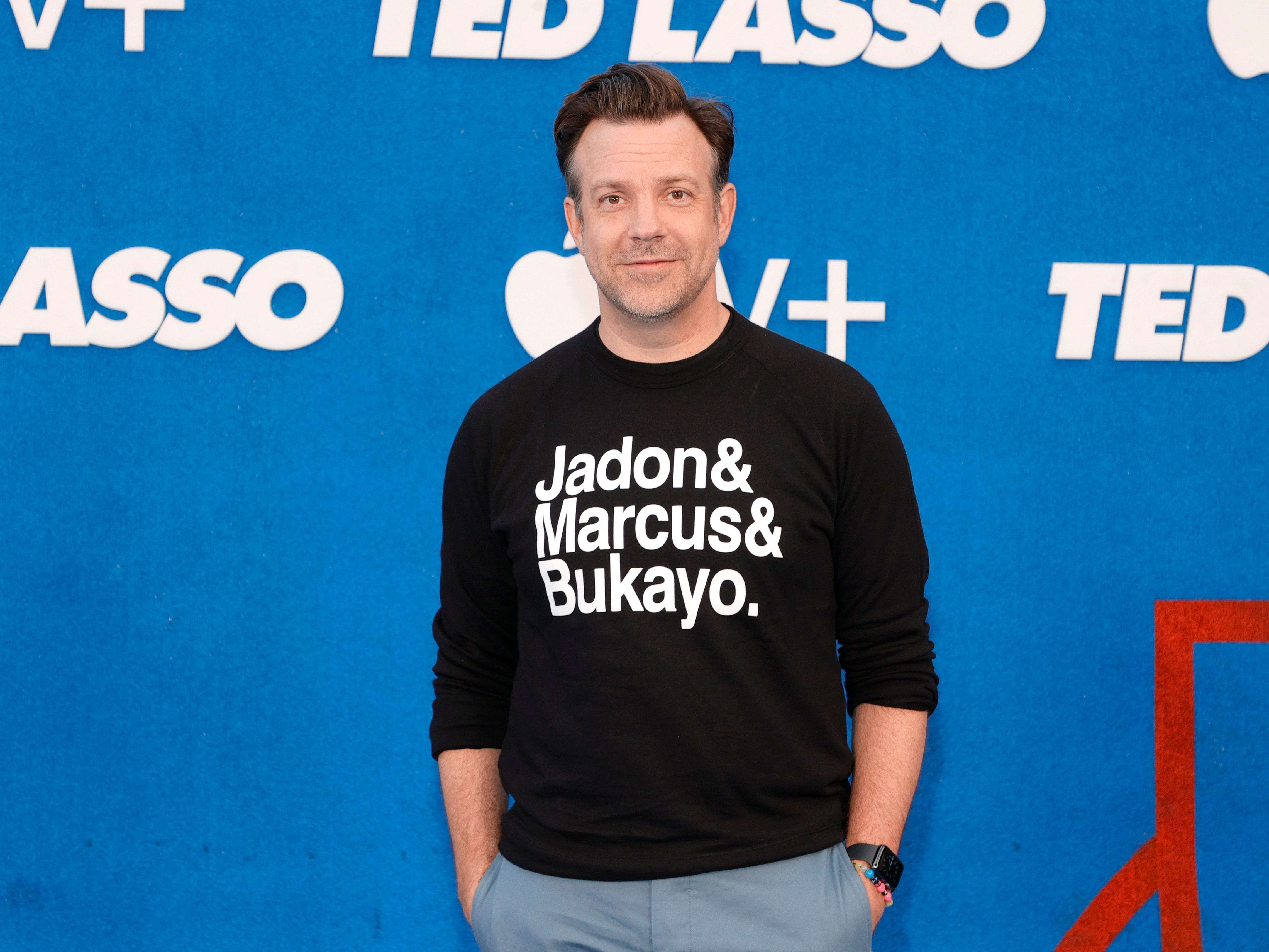 jason sudeikis sweatshirt golden globes