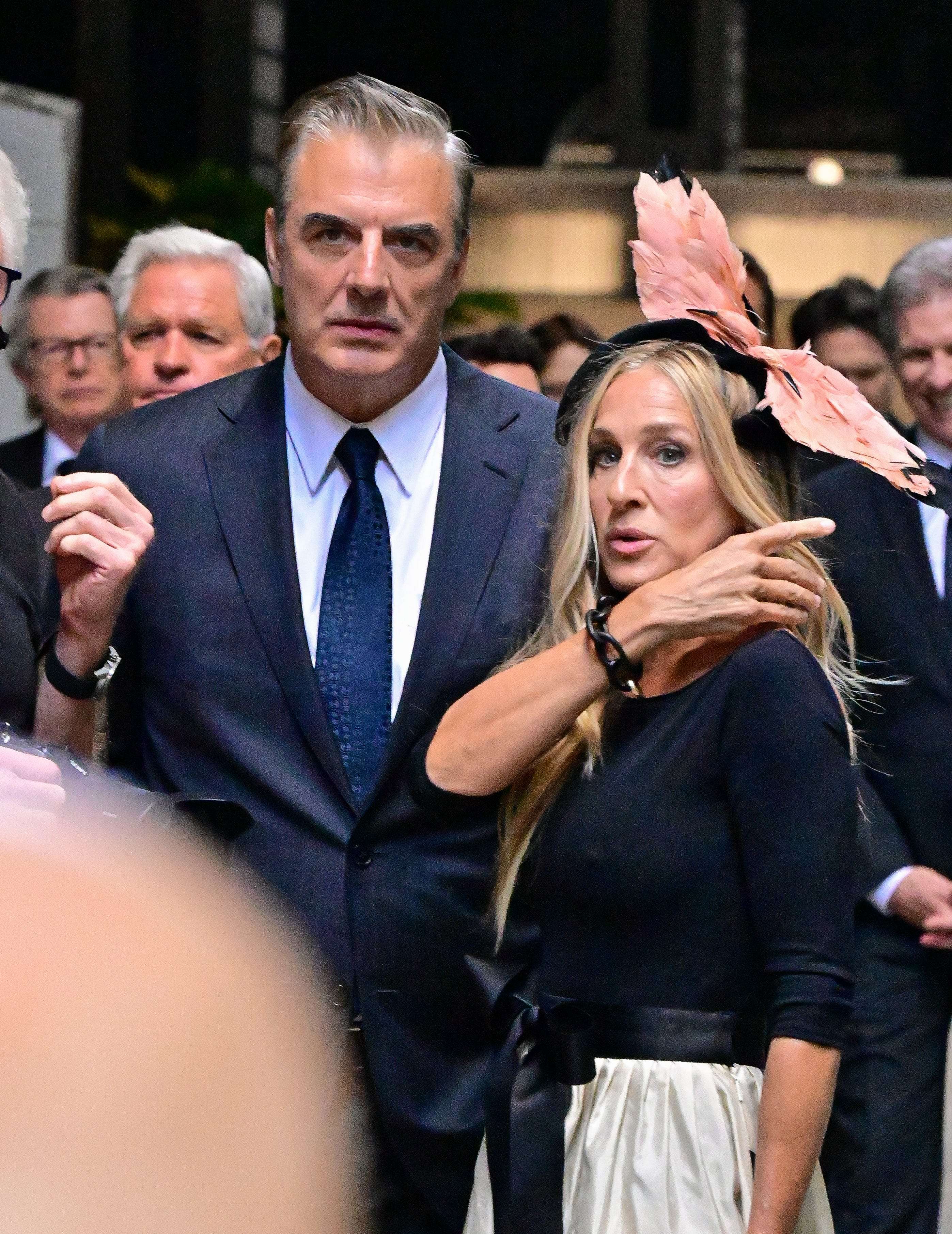 Carrie And Big Reunite In The First Photo Of Sarah Jessica Parker And Chris Noth Together On The 3338