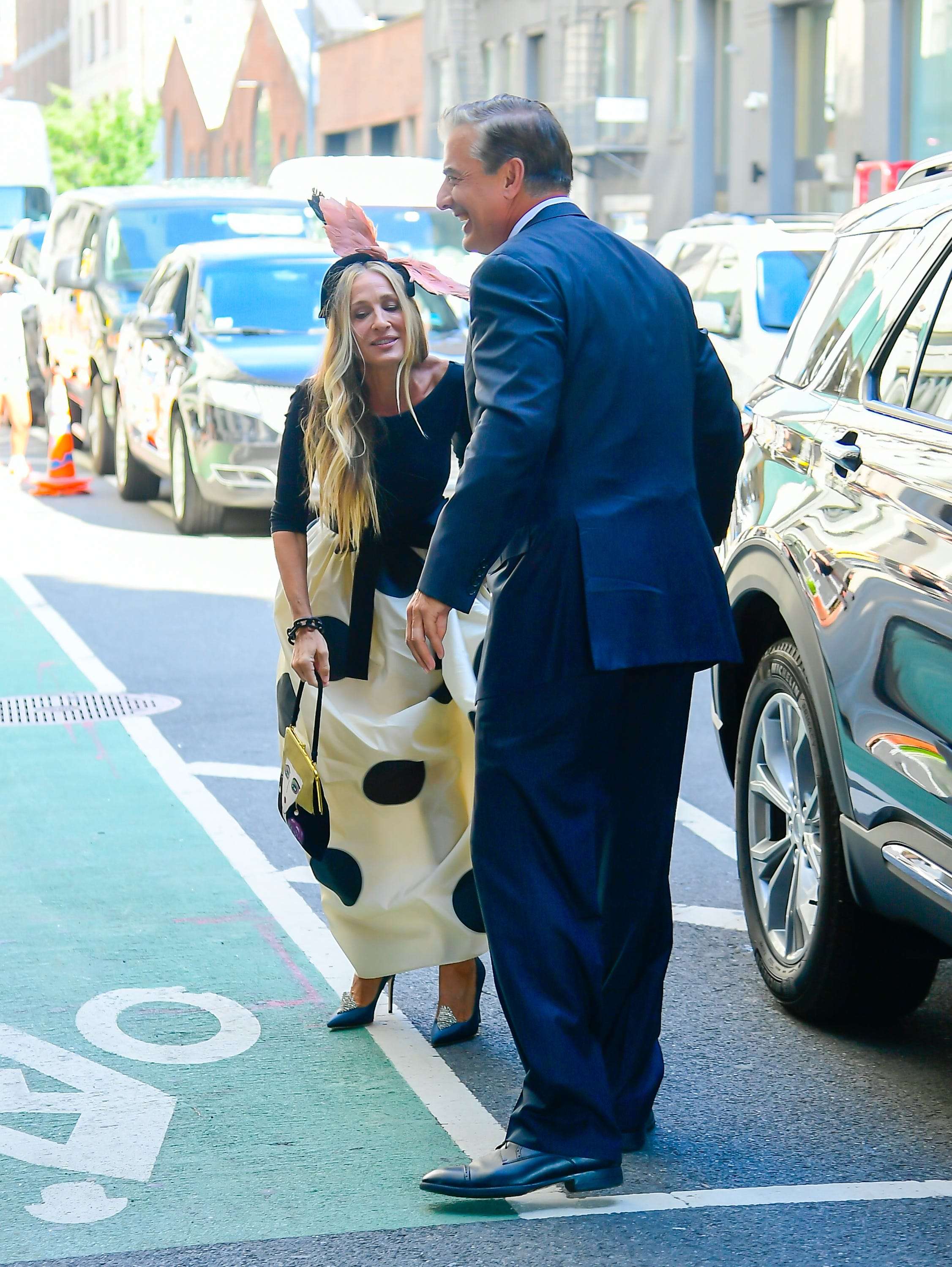 Carrie And Big Reunite In The First Photo Of Sarah Jessica Parker And Chris Noth Together On The 6698