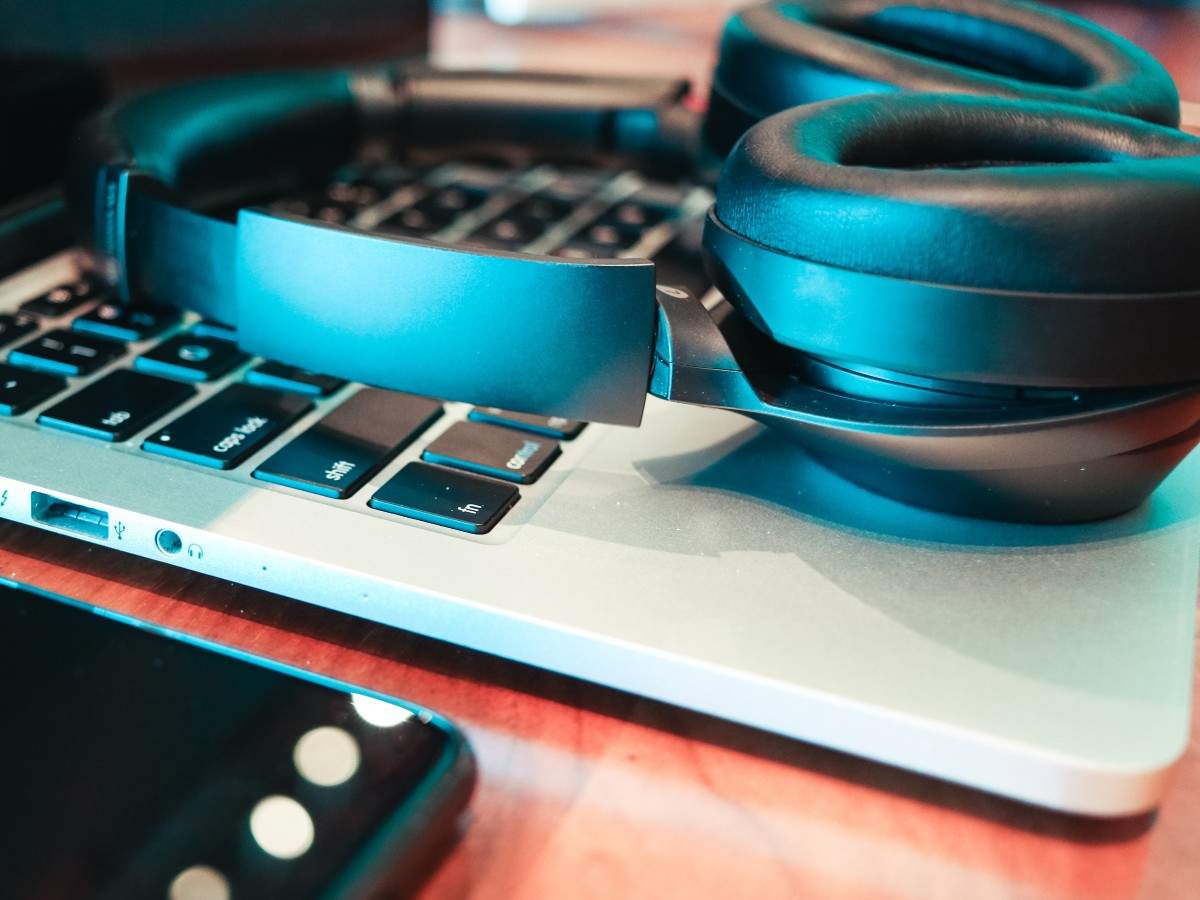 Best headphones for office meetings in India | Business Insider India