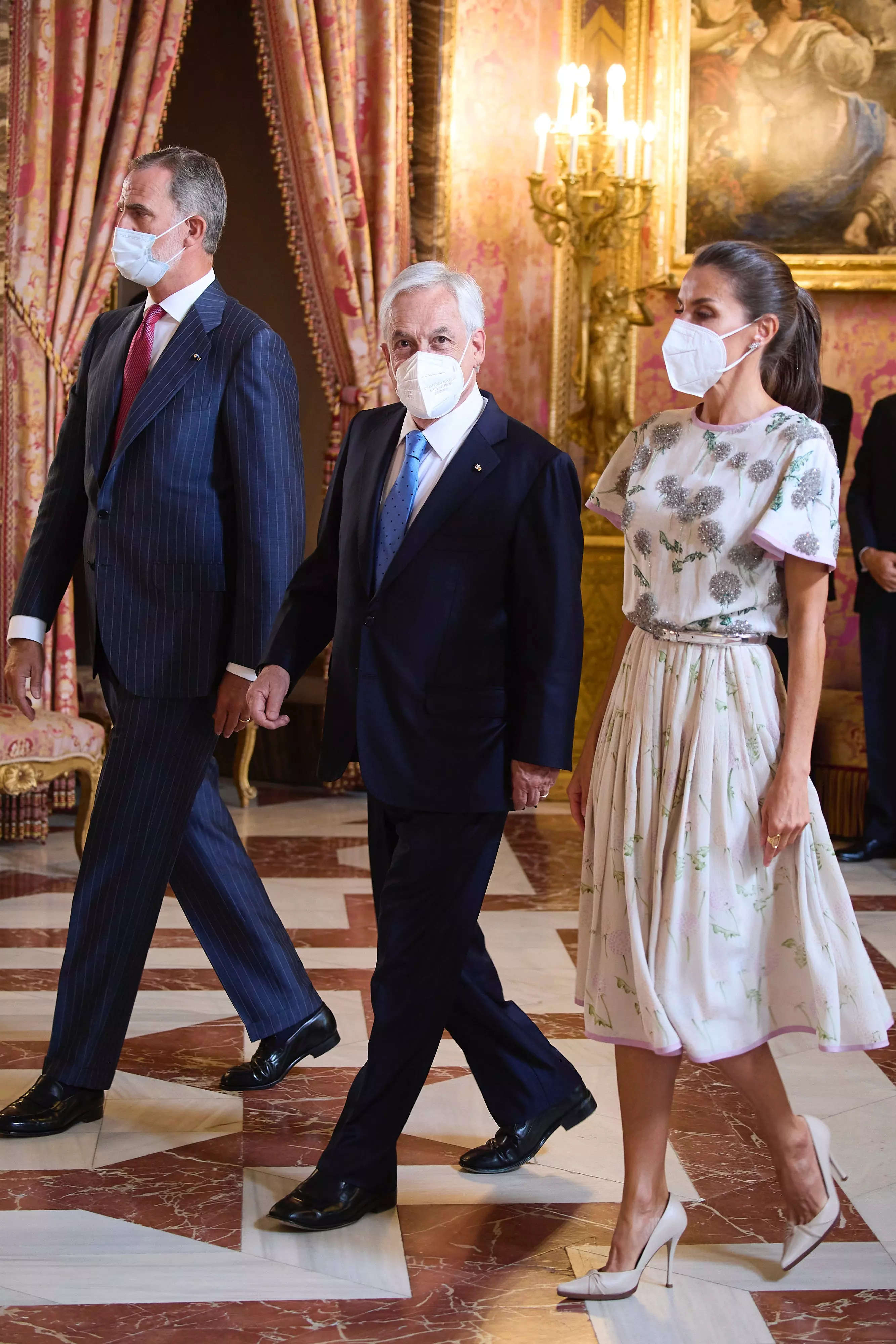 La reina Letizia de España recicló el vestido de flores que llevaba su suegra la reina Sofía hace 40 años