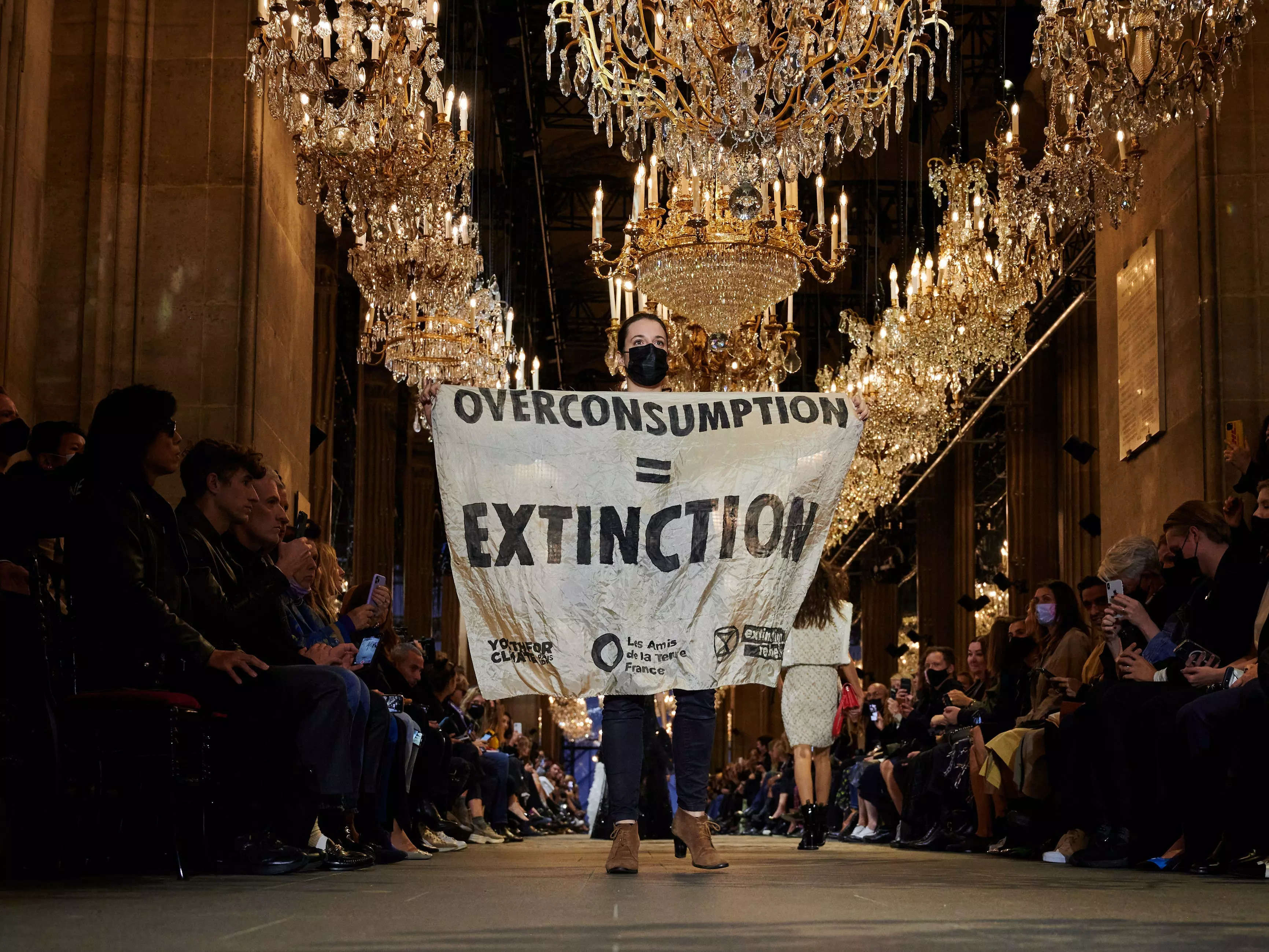 Sede do grupo dono da Louis Vuitton é invadida em Paris em novo protesto  contra reforma da Previdência