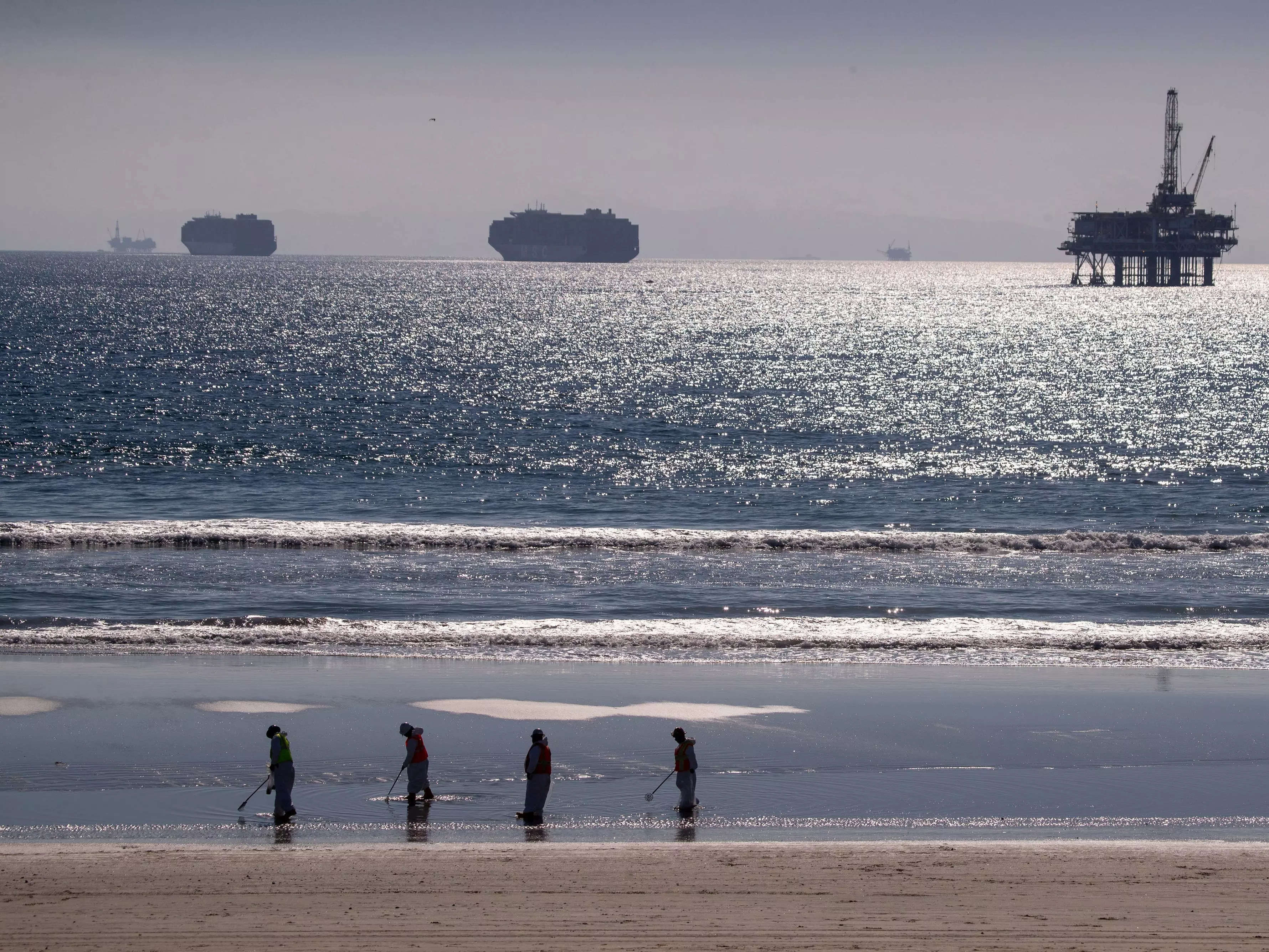 A supply-chain traffic jam of container ships off Southern California ...