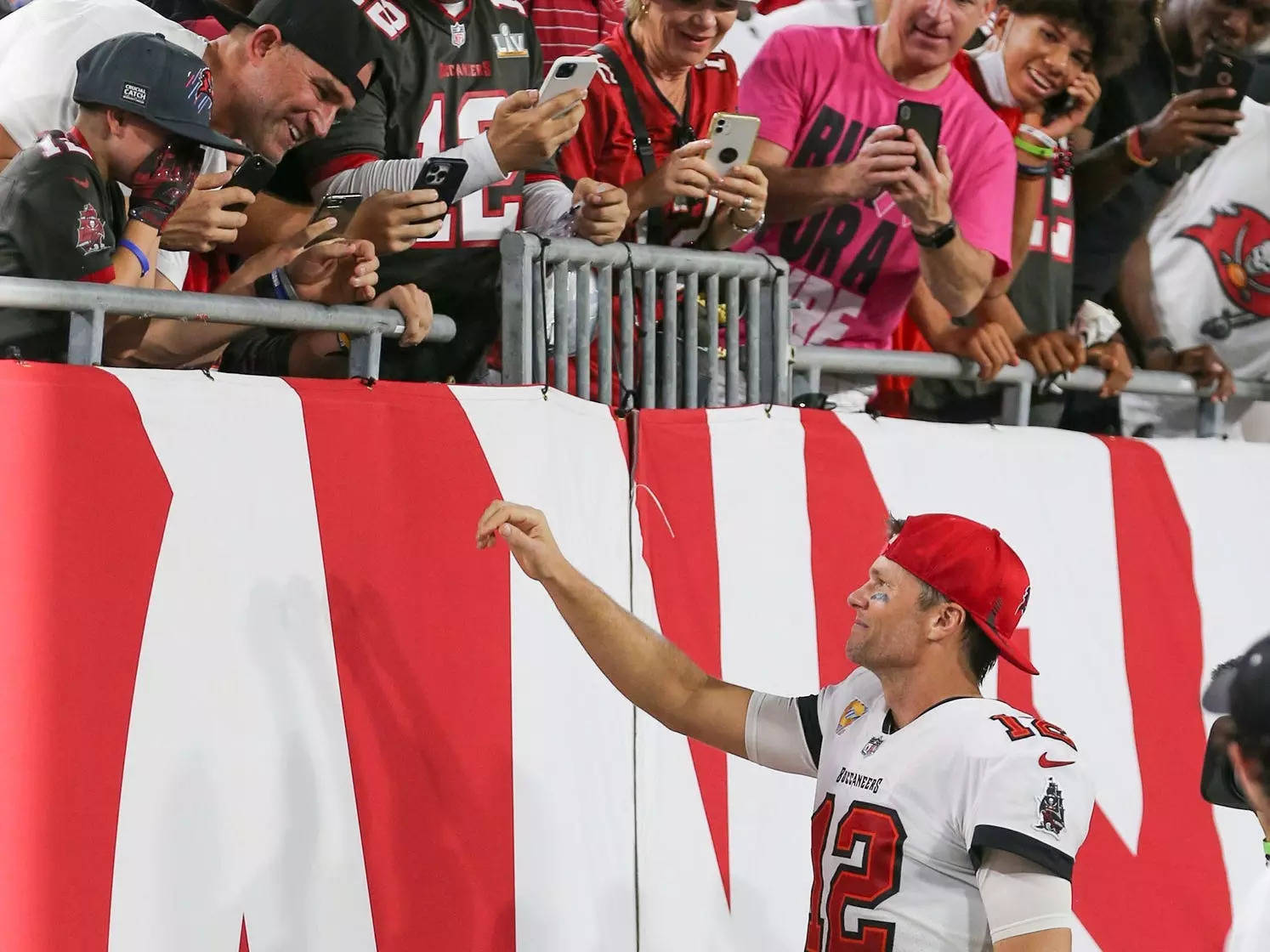 Tom Brady Throws 600th TD Pass, Ball Gets Tossed to a Fan in the Stands