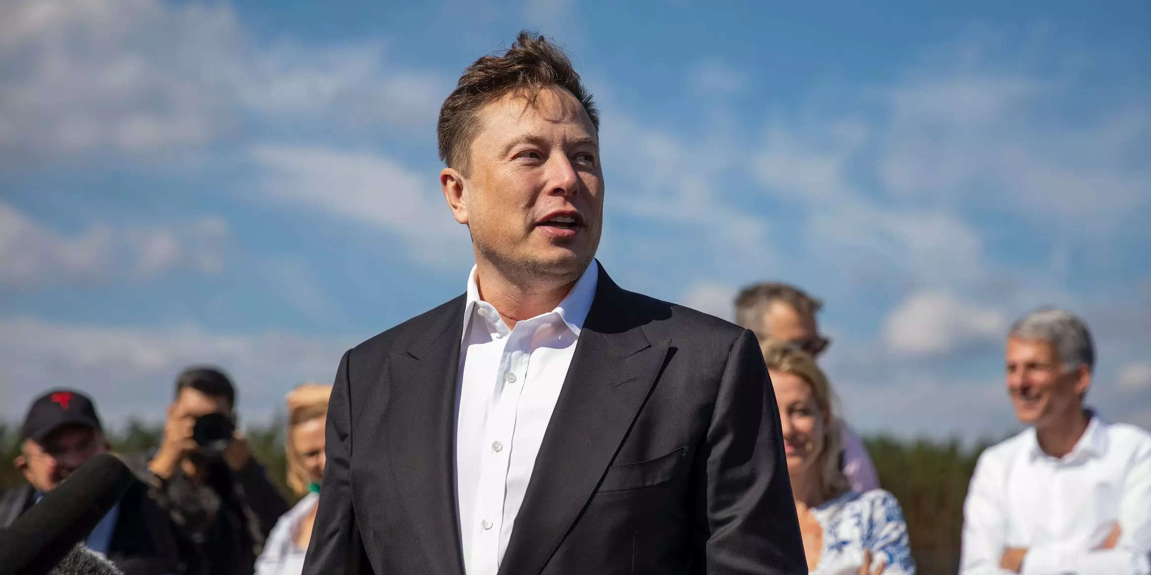 Tesla Drops 7 After Elon Musk Asks Twitter Whether He Should Sell 21