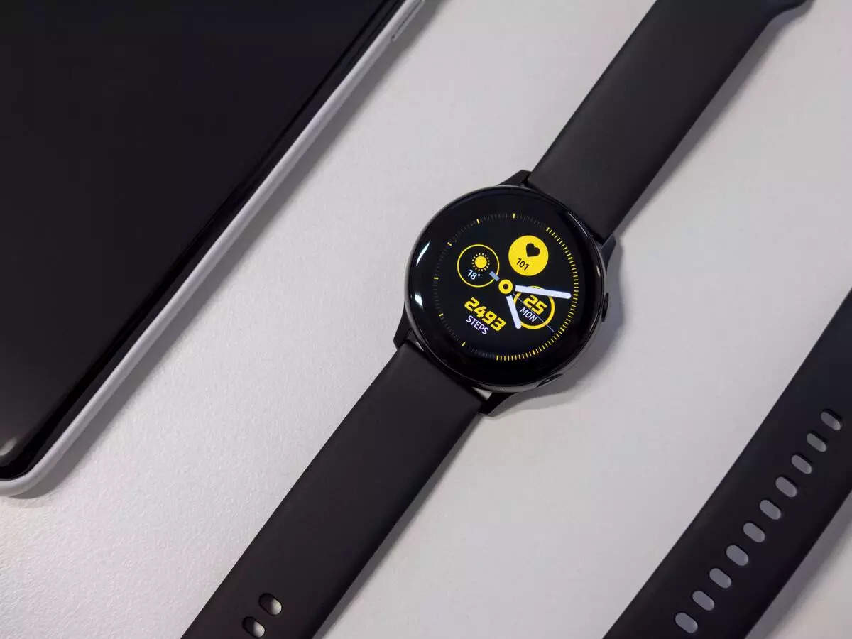 Always on outlet display smartwatch