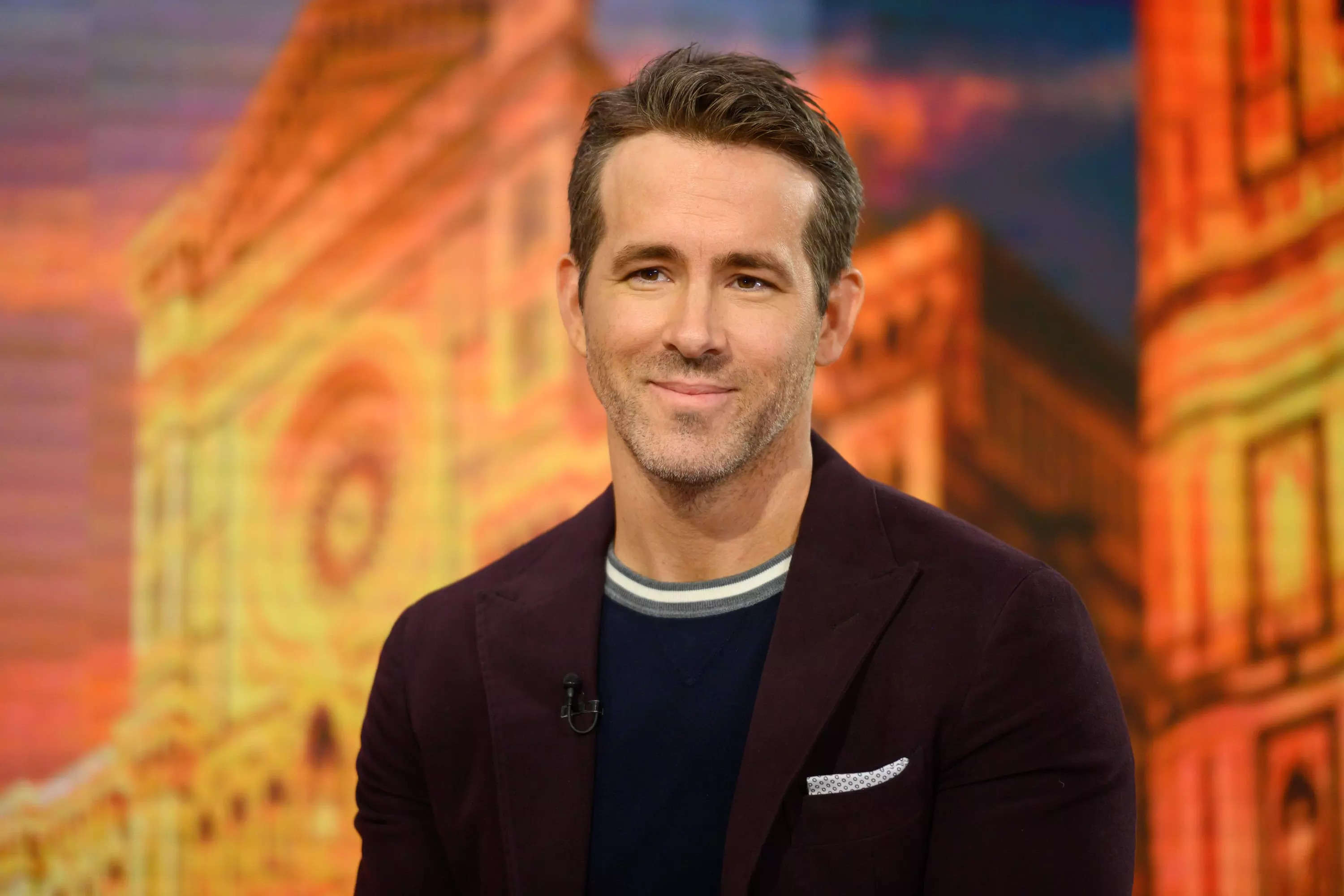 Ryan Reynolds Says Hes Mistaken For Ben Affleck At His Local Pizza Spot But He Wont Correct 