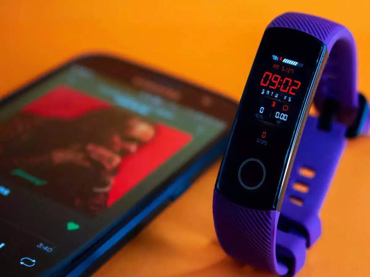 Fitness band for online cycling