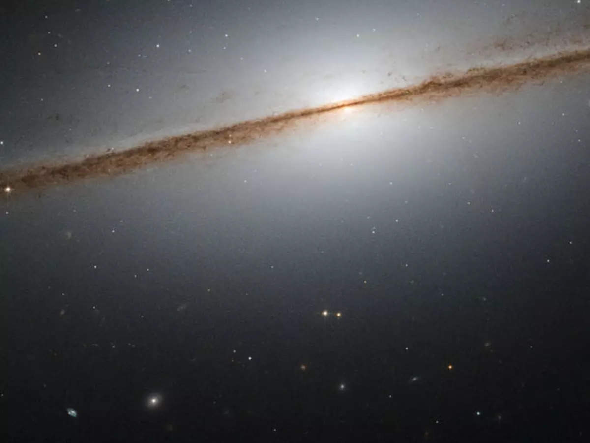 Hubble Space Telescope Spots Billion Year Old ‘Sombrero Galaxy’ In A ...