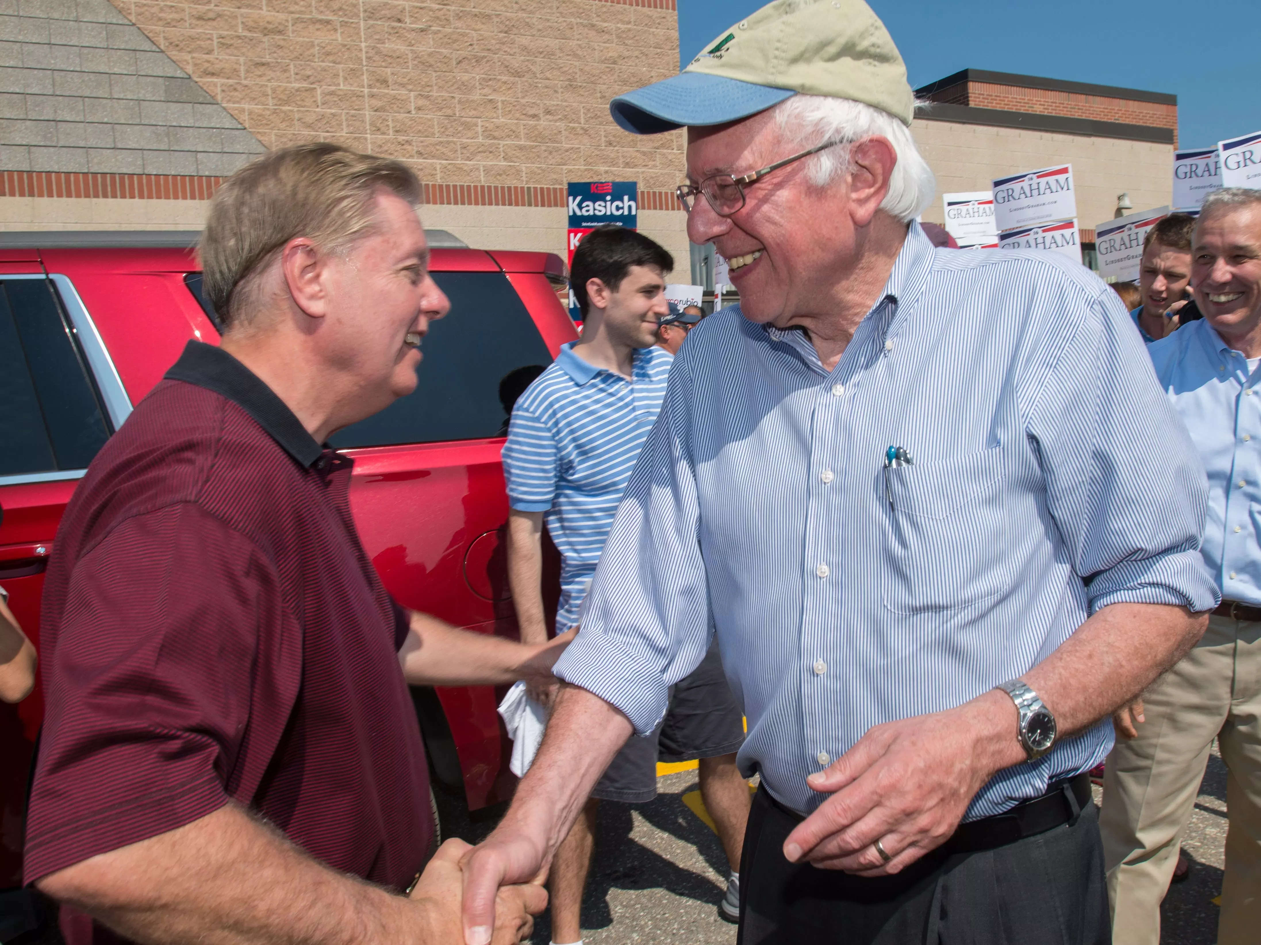 Sen. Bernie Sanders says he's never called for defunding police in a Fox debate with Sen …