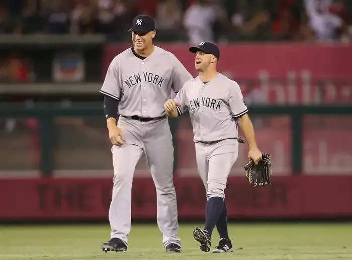 The internet is loving this photo of Aaron Judge standing next to