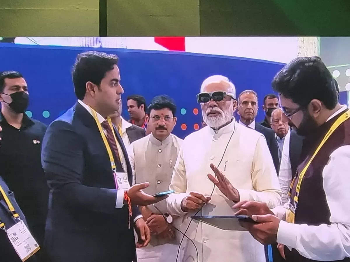 Pm Modi Inaugurates India Mobile Congress Experiences 5g Devices Being