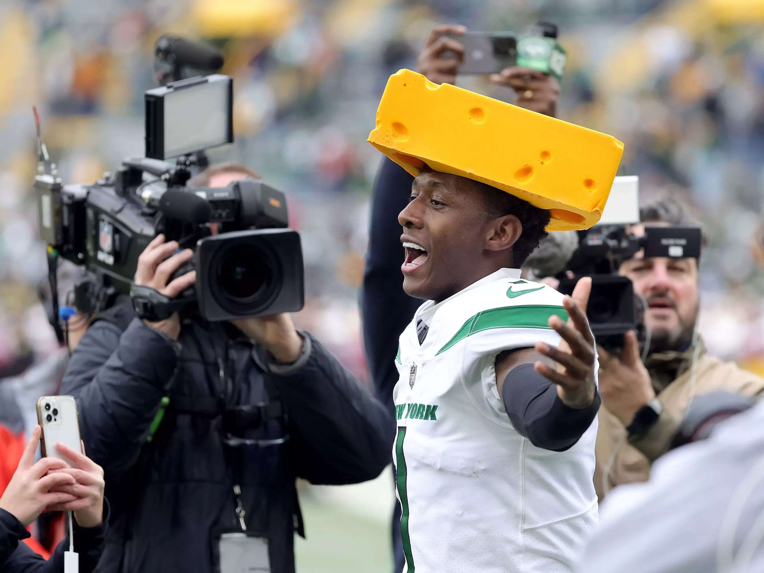 Watch Sauce Gardner celebrate with cheesehead hat as Jets stun Packers at  Lambeau [VIDEO] - DraftKings Network