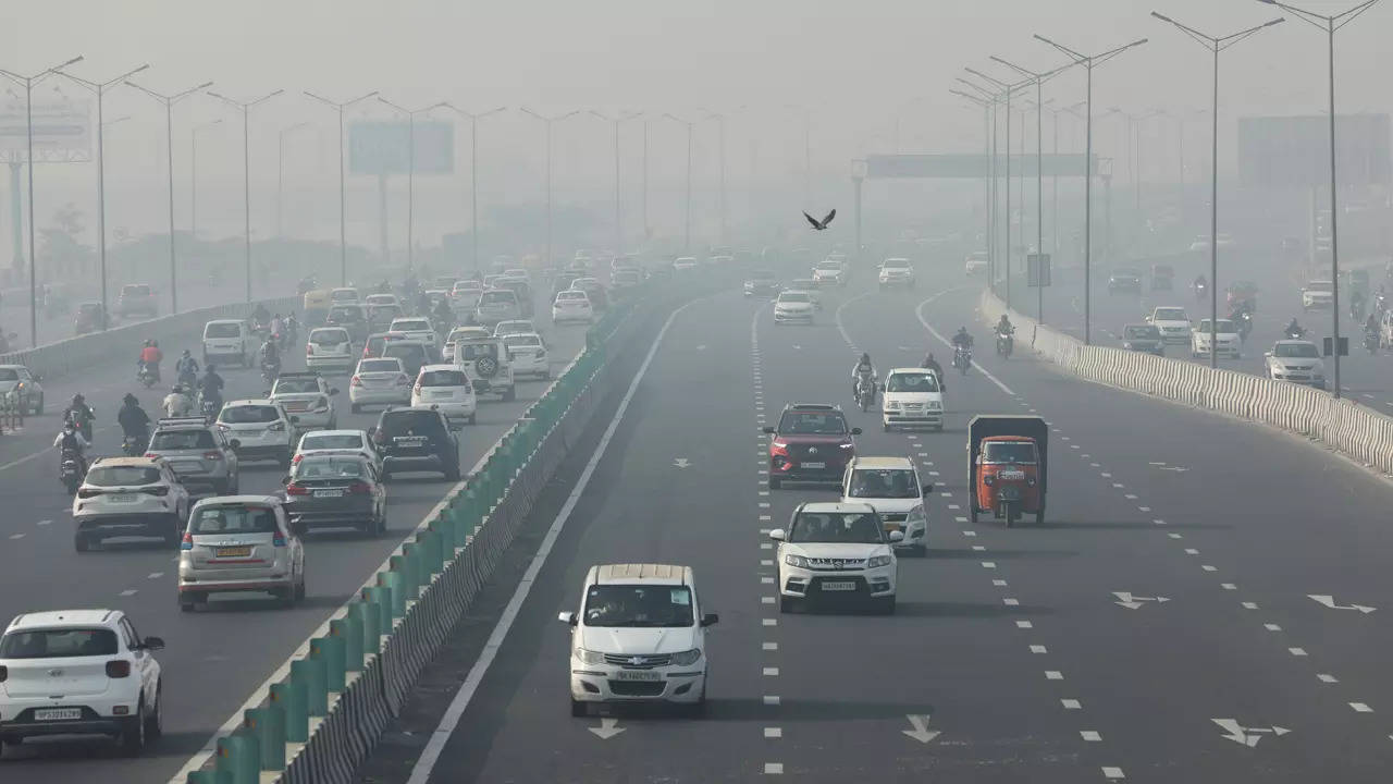 Delhi's Air Quality Poor, Minimum Settles At 17.5 Degrees Celsius ...