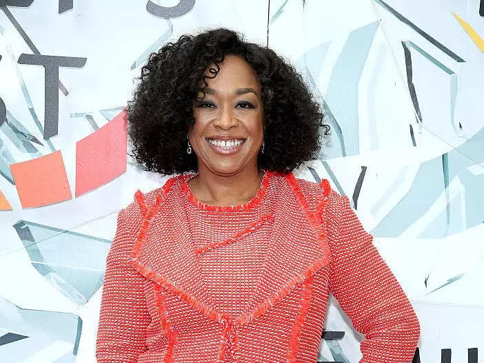 Shonda Rhimes Says A Room Full Of Old Men Told Her Grey S Anatomy Would Fail Because Of When