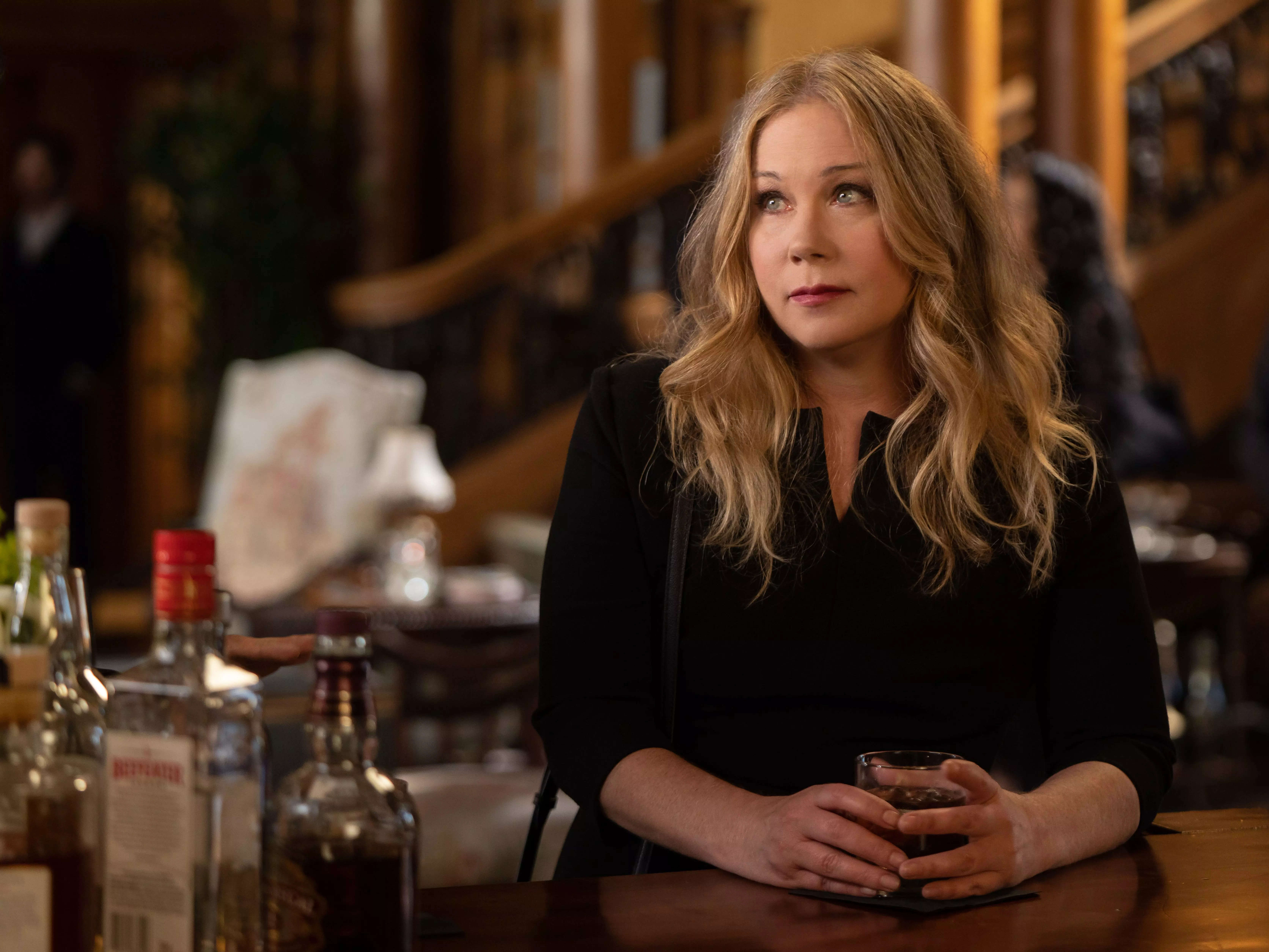 'Dead To Me' Showrunner Says She Told Christina Applegate Her Life Was ...