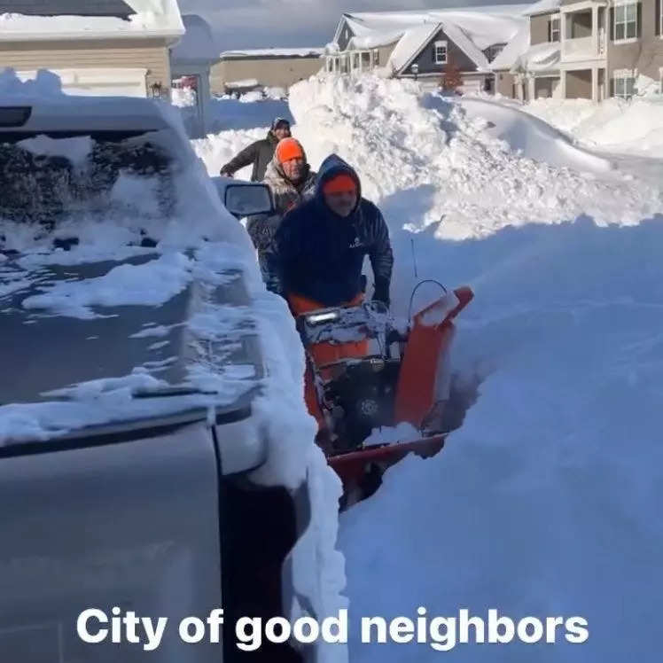 Watch Bills fans dig their seats out from under the snow ahead of