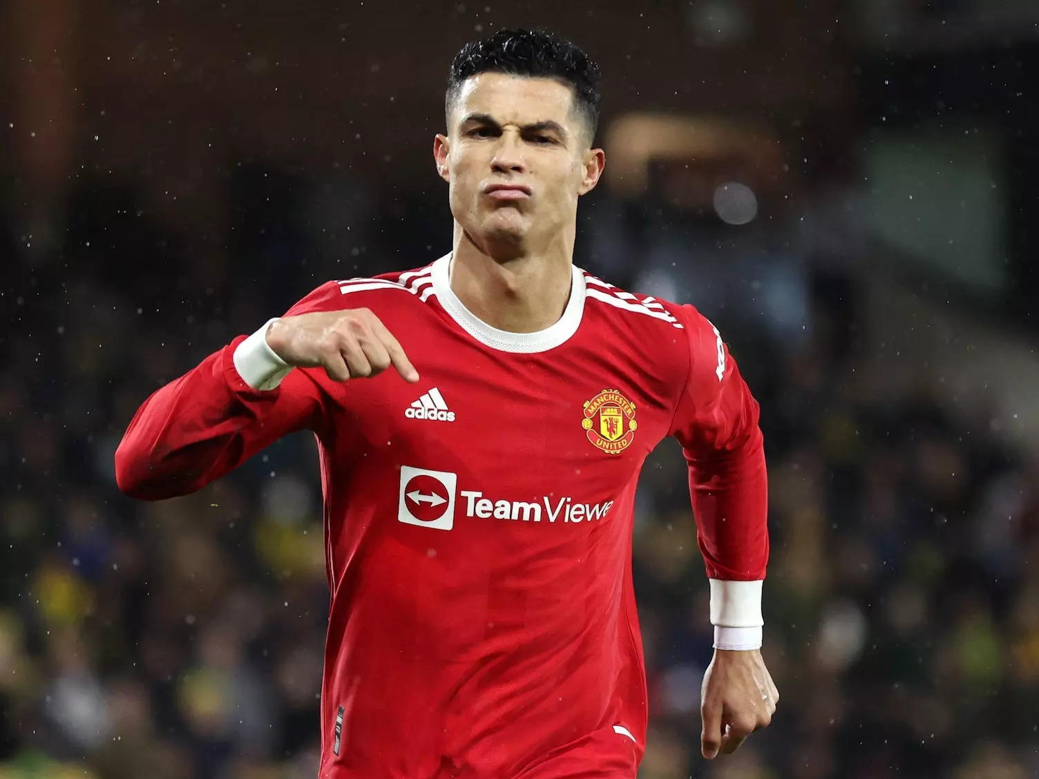 Man Utd News: Cristiano Ronaldo wears the new Manchester United jersey: Is  he leaving the club?