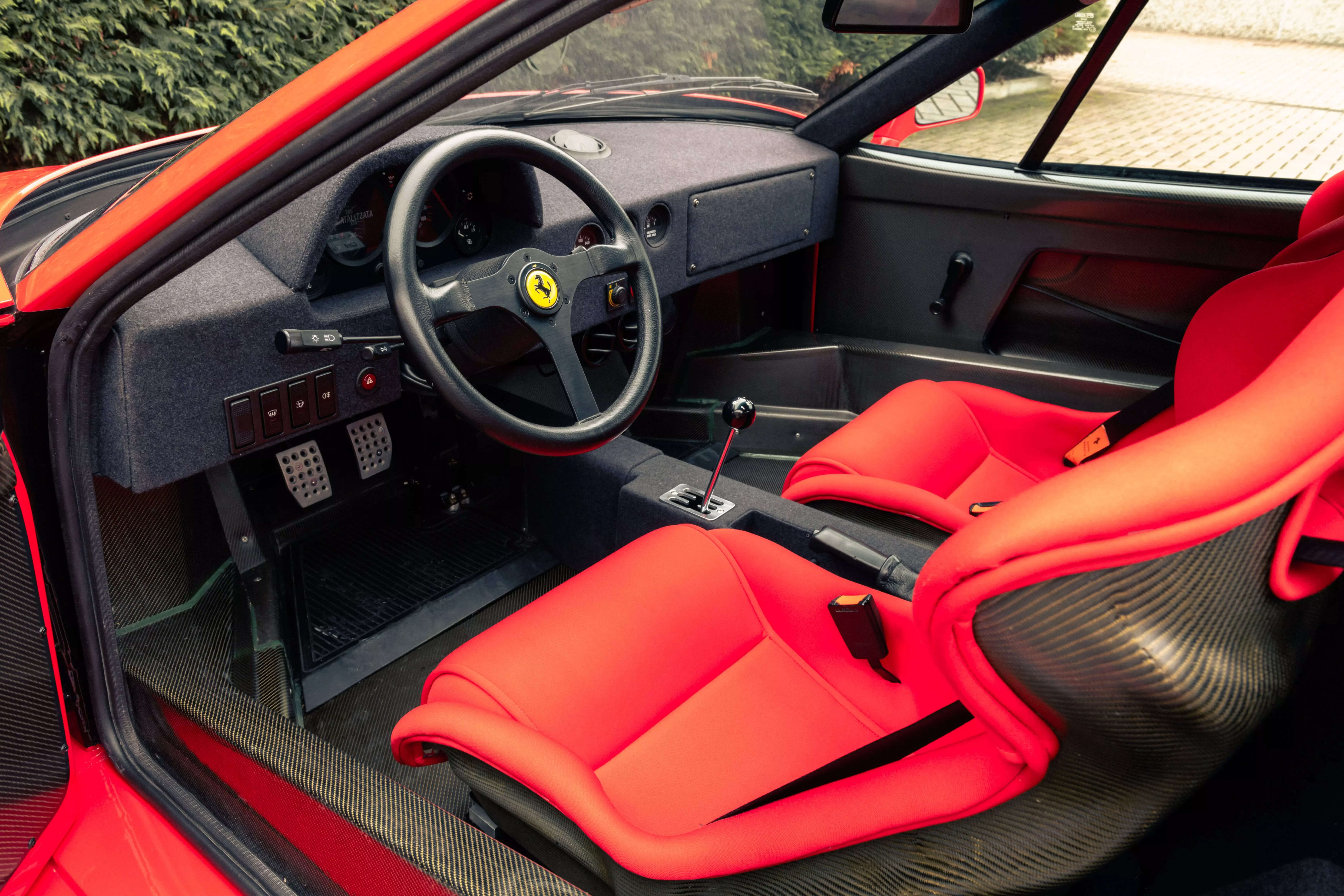 One of the Last Ferrari F40s Is Going Up for Auction in January – Robb  Report