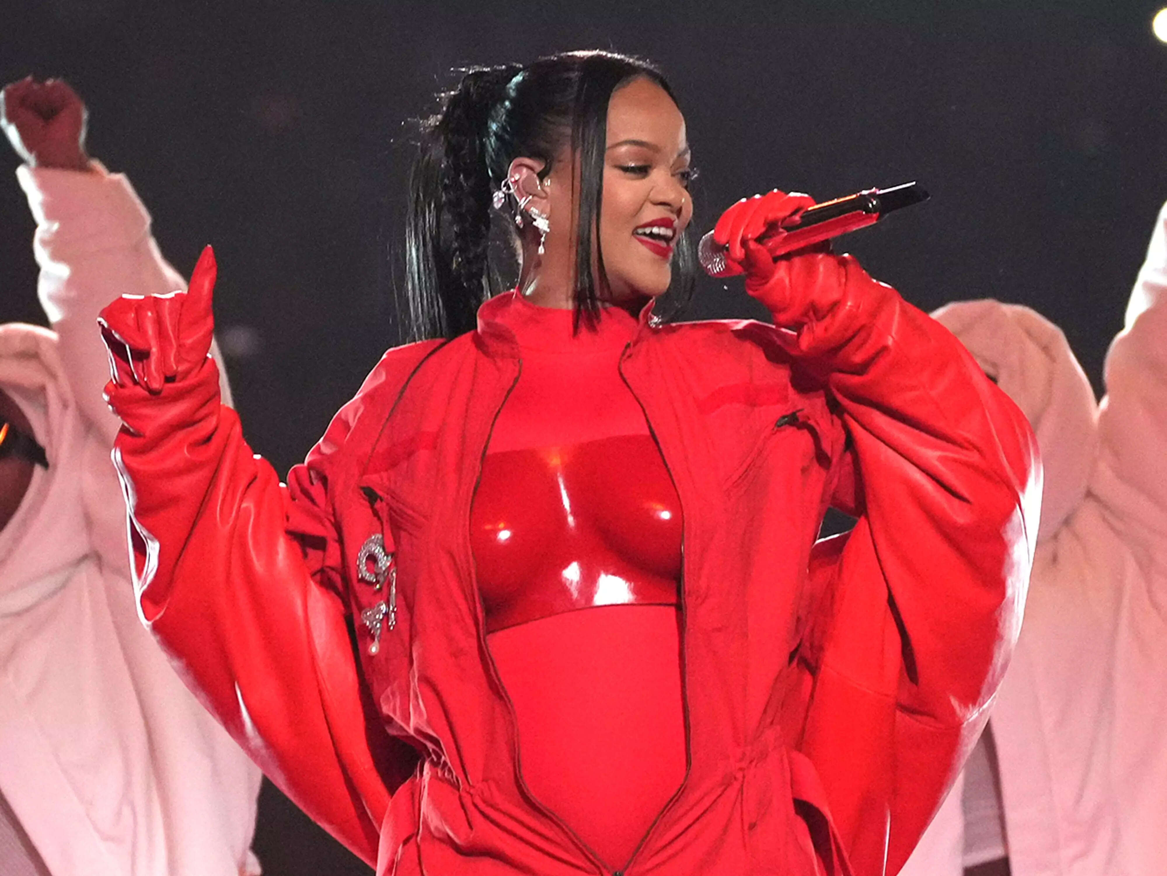 how much rihanna paid for super bowl