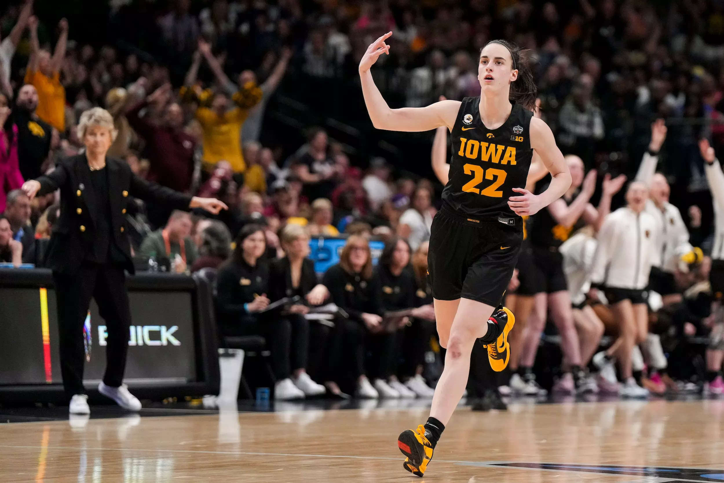 Caitlin Clark Leads Iowa to the Final Four, While L.S.U. Gets Past Its Cold  Shooting - The New York Times