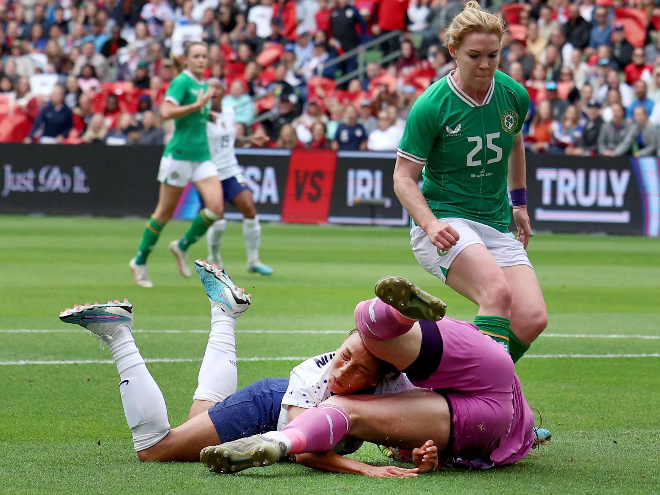 USWNT's Rose Lavelle and Mal Pugh have first-pitch blooper at