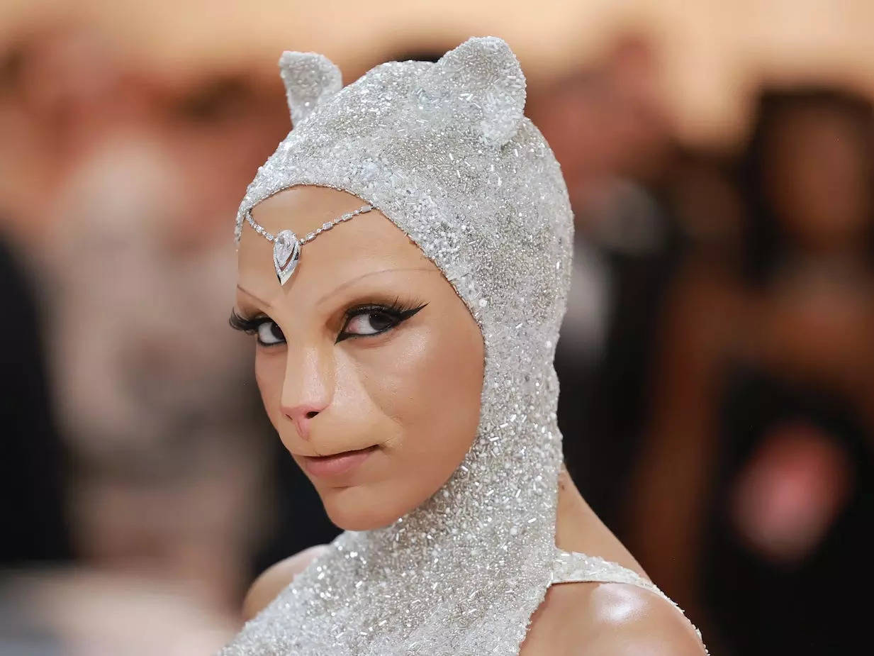 Doja Cat Is Unrecognisable Dressed As Karl Lagerfeld's Cat Choupette For  The Met Gala 2023