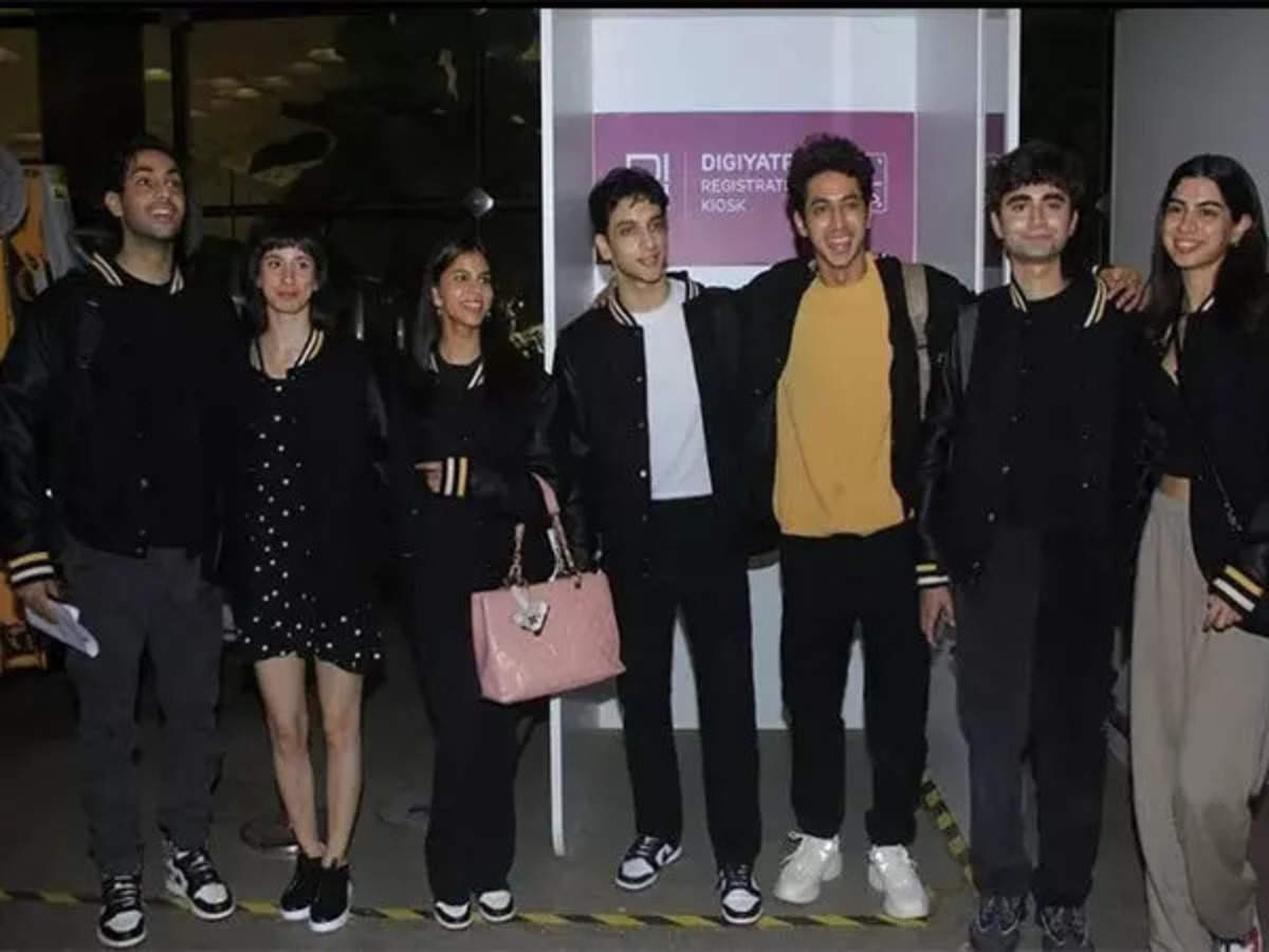 Suhana Khan on X: Me at AirPort !  / X