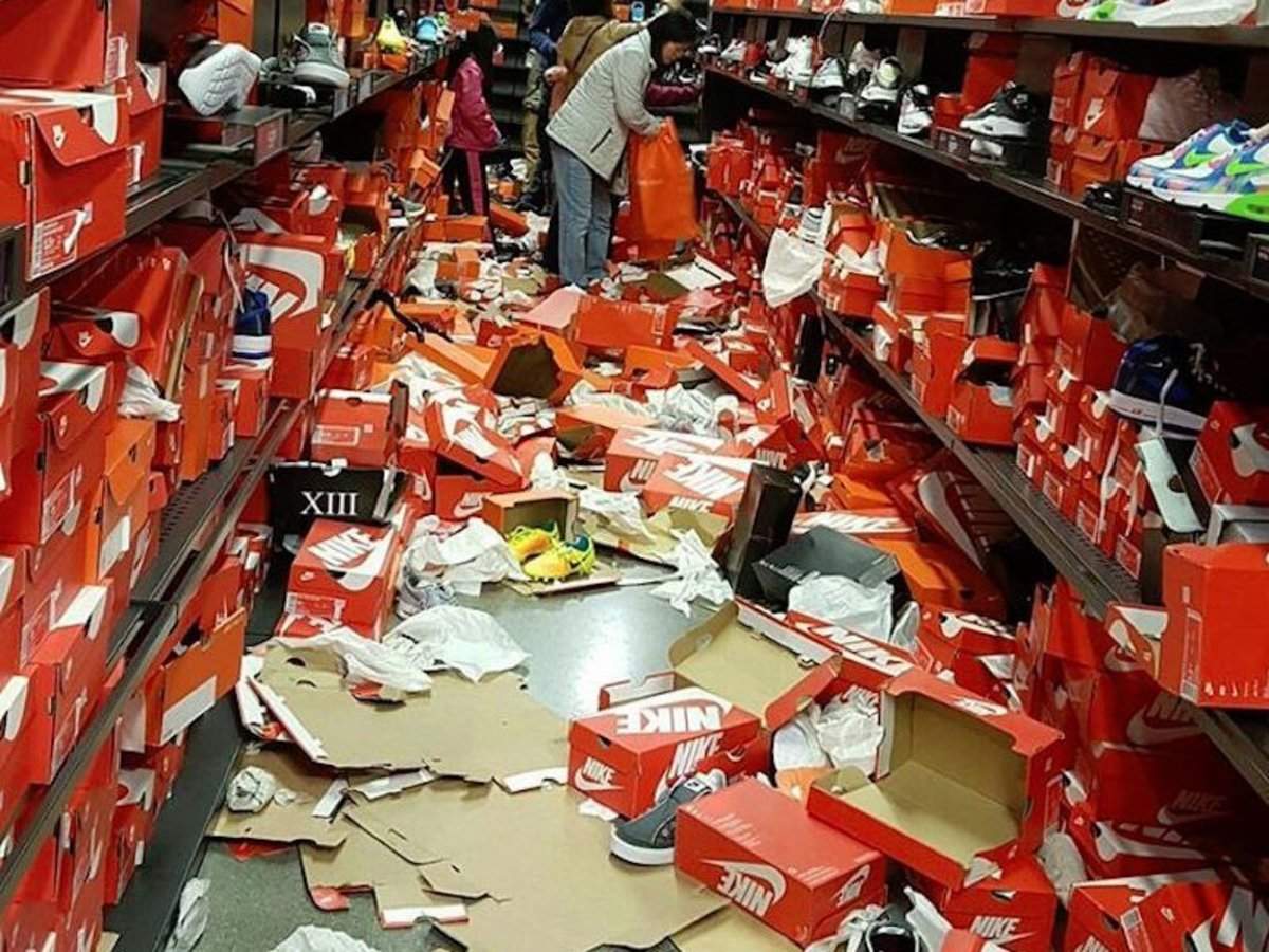 calcular satélite costilla Shoppers completely trashed a Nike store in Seattle on Black Friday |  Business Insider India