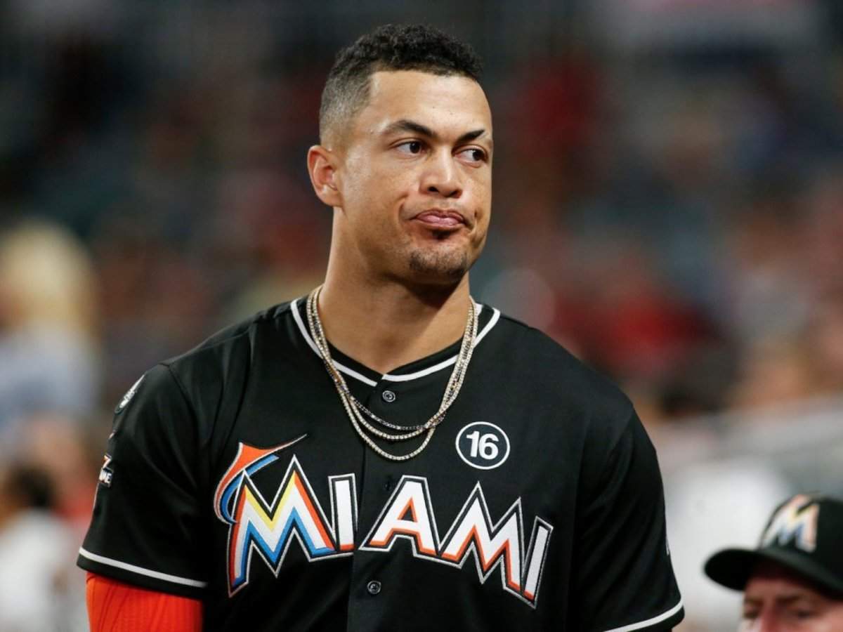 Report: Giancarlo Stanton told to waive no-trade clause or be