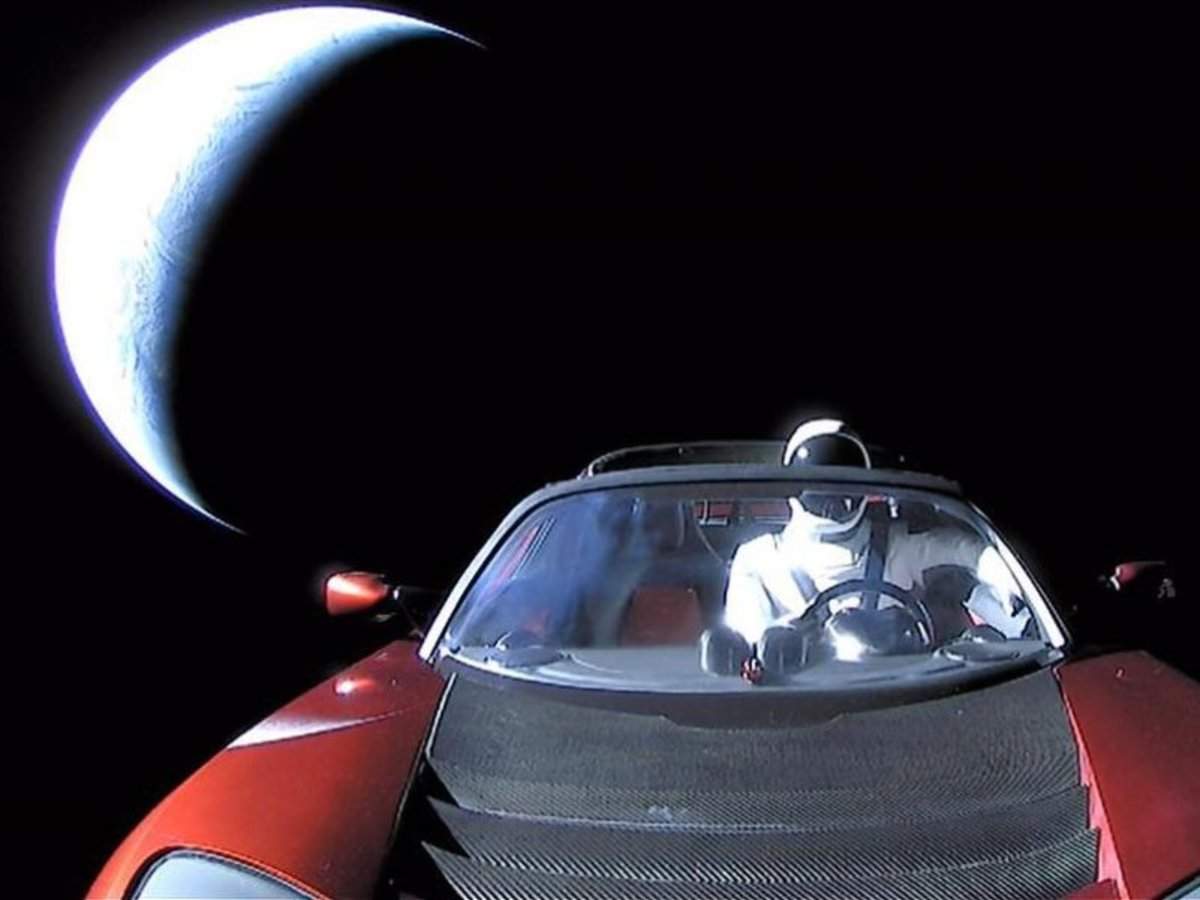 Here S The Last Shot Spacex Got Of Elon Musk S Tesla Roadster And Its Dummy Driver Starman Business Insider India