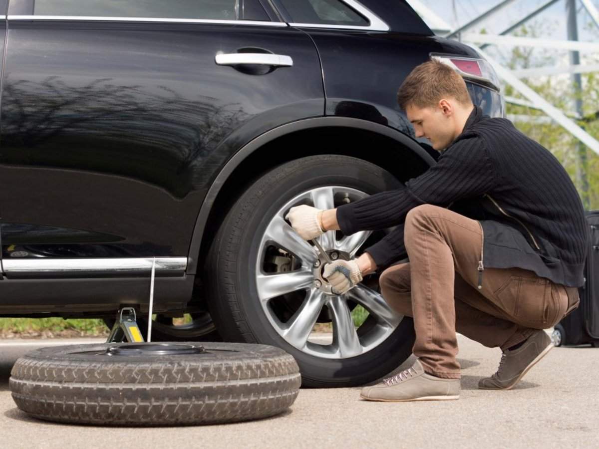 How to change a flat tire and all the tools you need to do it safely