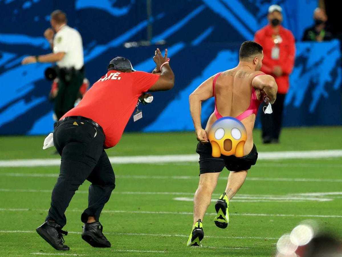 VIDEO: Bucs Antoine Winfield Trolls Tyreek Hill Peace Sign Celebration