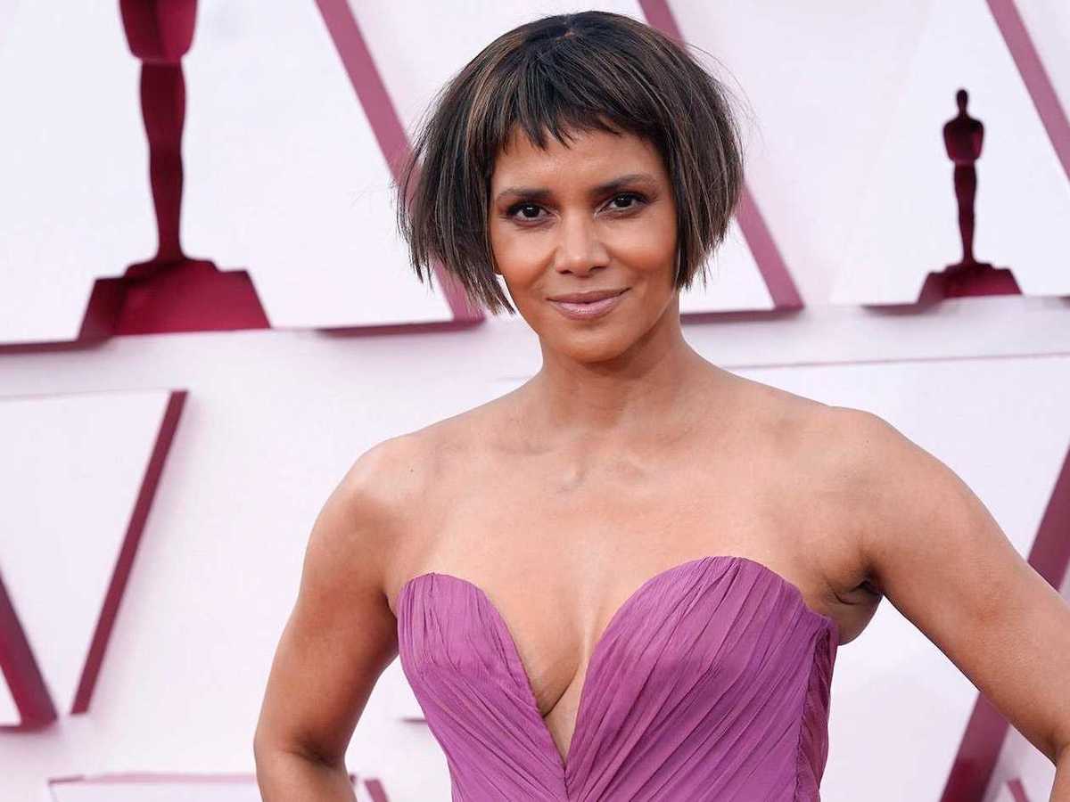 Halle Berry Revealed In A Selfie That She Has Long Hair Again After Wearing A Bob And Baby Bangs To The Oscars Business Insider India