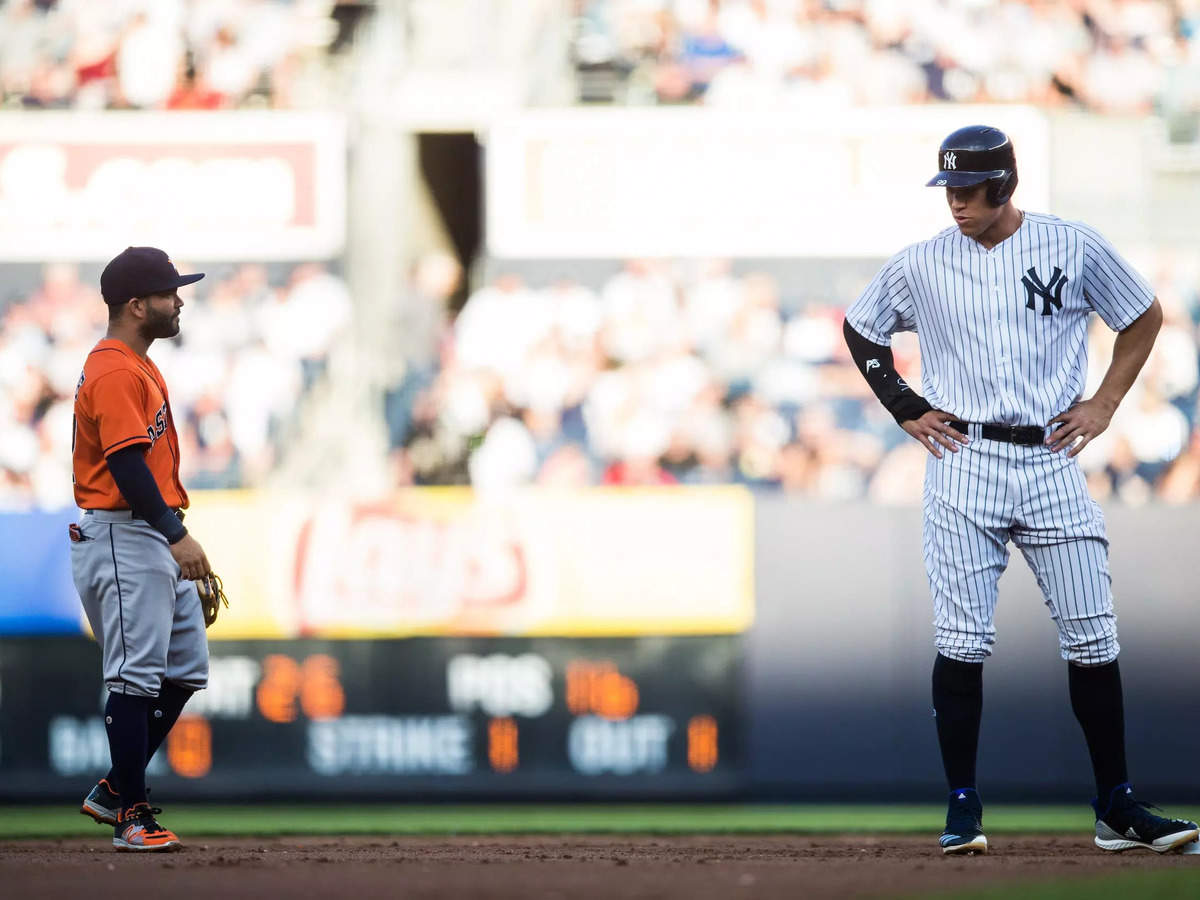 The internet is loving this photo of Aaron Judge standing next to