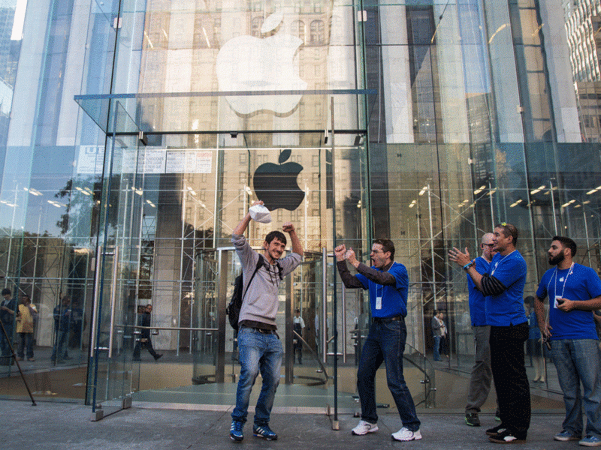 GIF: This Guy Is Super-Pumped To Get His New iPhone | Business Insider India