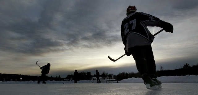 15 Spectacular Photos Of Pond Hockey Being Played In Freezing Weather Business Insider India