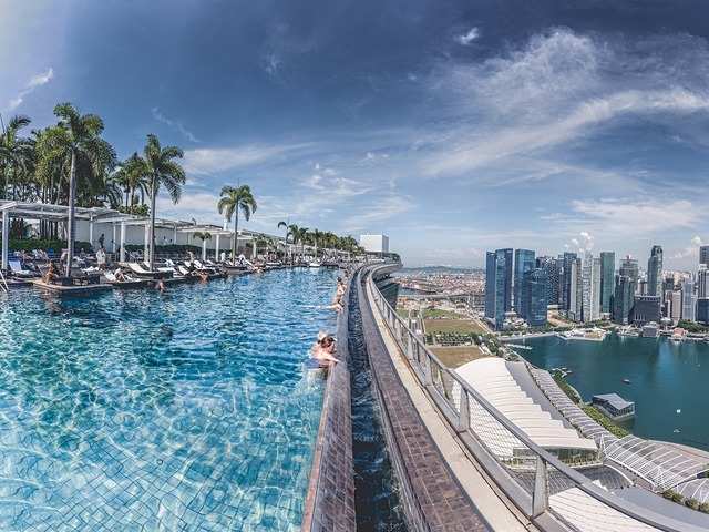 The Marina Bay Sands infinity pool in Singapore is the largest outdoor ...