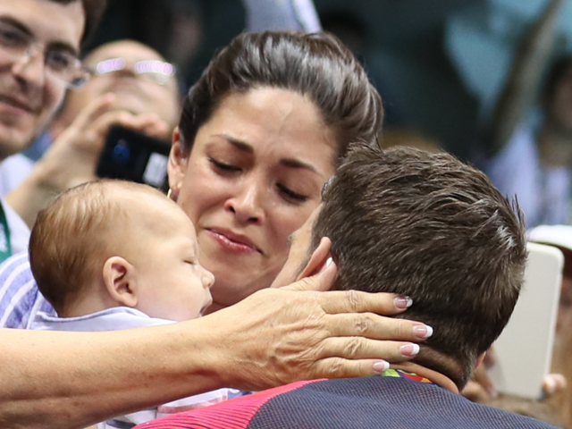 Michael Phelps celebrates winning his 20th career gold medal by kissing ...