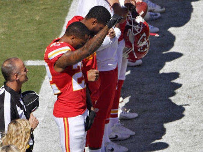 Packers TE Martellus Bennett raises fist during national anthem to