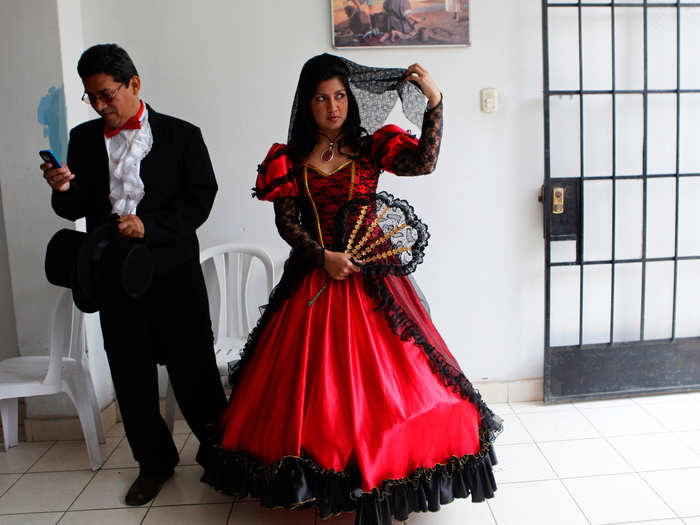 31 beautiful photos of traditional wedding dresses from around the