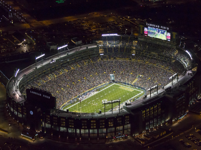 Vikings, Packers fans flock to U.S. Bank Stadium for first game