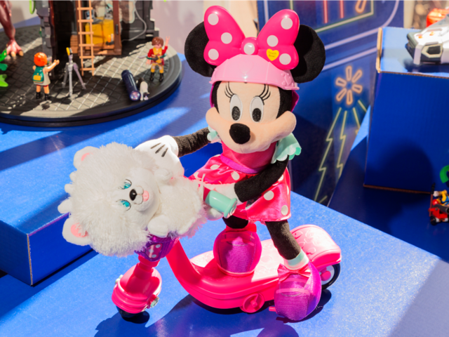 Minnie mouse sing 2024 & spin scooter